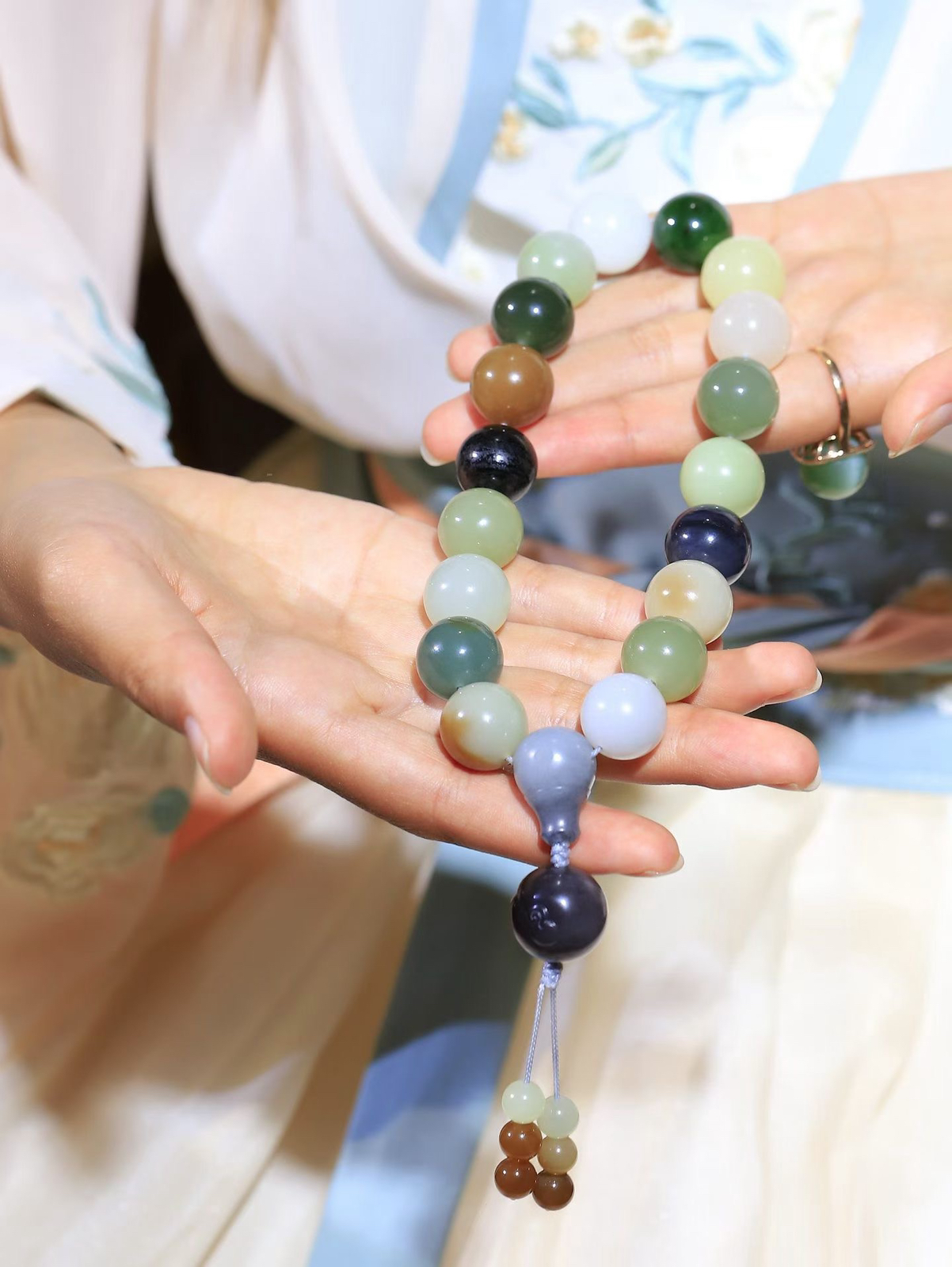 （珠圆玉润.手持)

精品和田玉多宝圆珠手持 质地温润灵动 有波光潋滟，也有梦幻清韵。行走于市井的