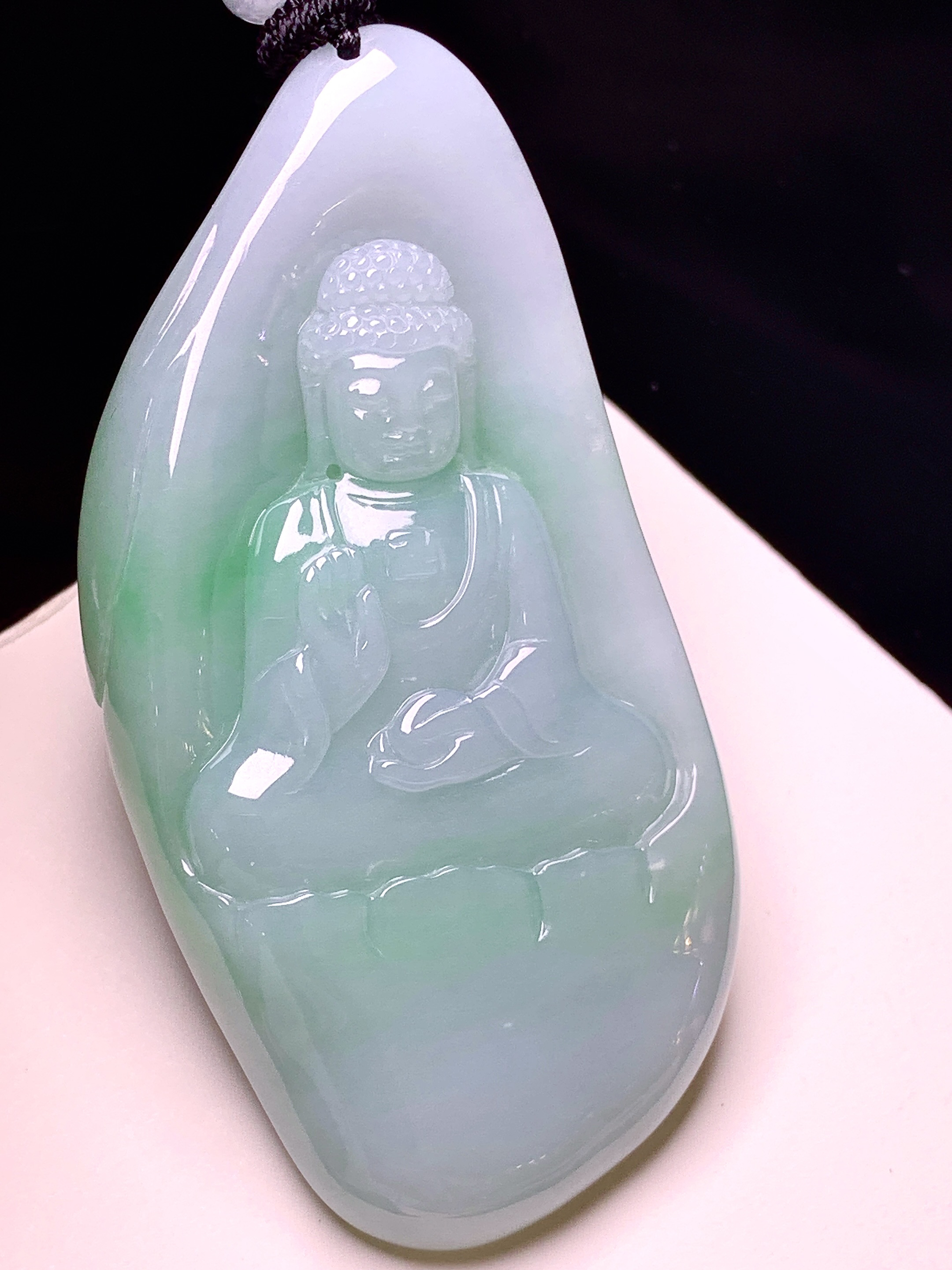 飘绿大日如来吊坠 玉质细腻 色泽艳丽清新 水润亮眼 整体尺寸62.2*30.3*10 w1