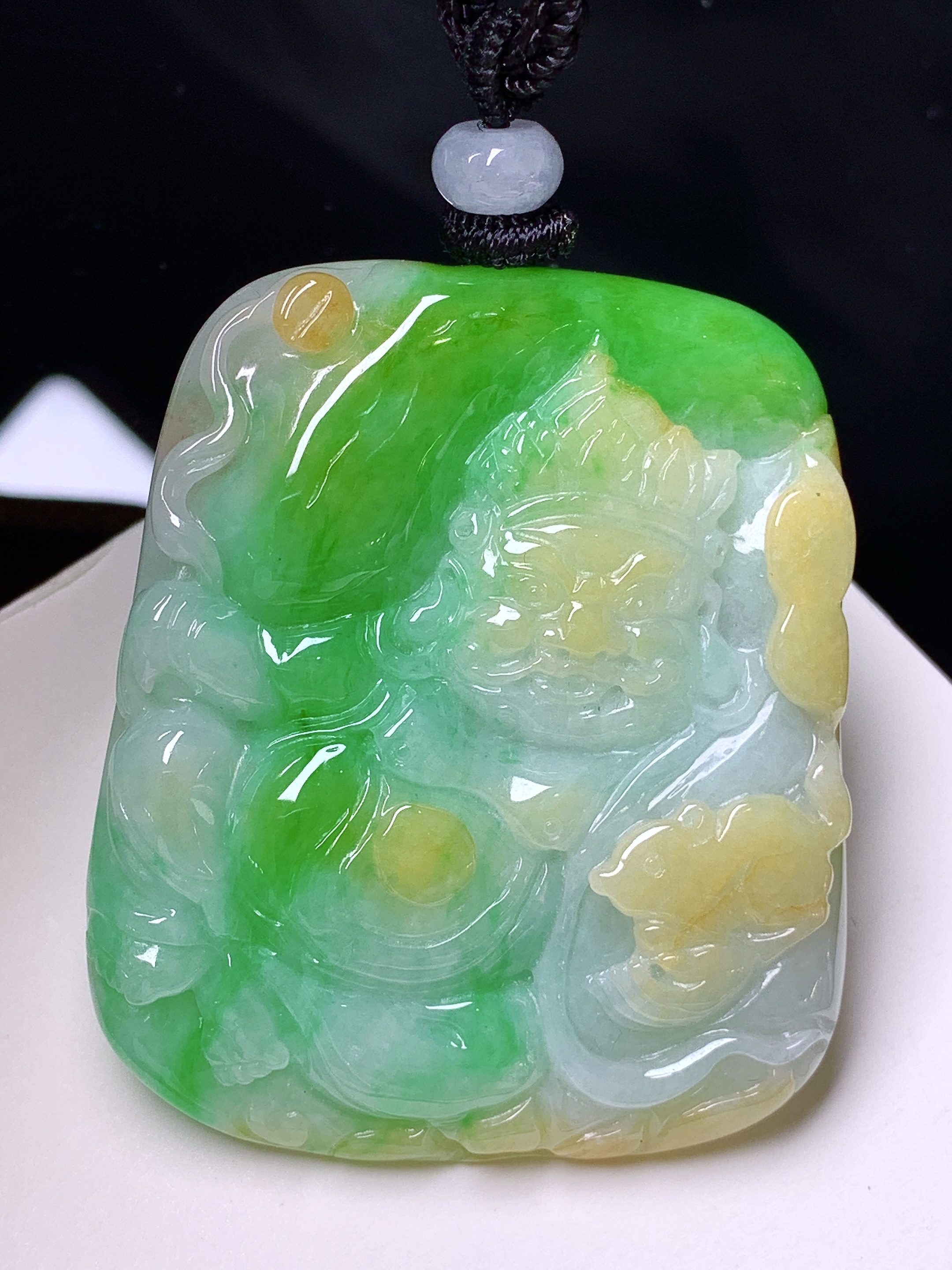 飘黄绿翡财神爷吊坠 玉质细腻 色泽艳丽清新 水润亮眼 整体尺寸46.2*38.7*6.3 w1