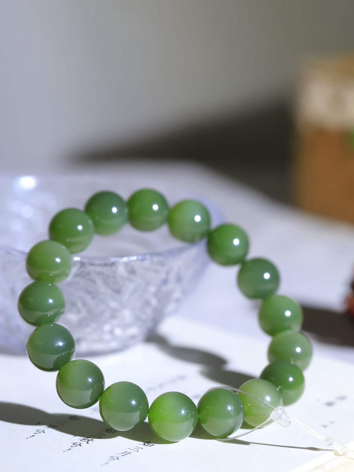 【珠圆玉润.手串】

精品️和田玉碧玉猫眼珠圆玉润手串 玉质温润细腻  整串打磨圆润，佩戴舒适。珠珠落玉盘，间关莺语花底滑，一生美好时光，无论身在何处，都有它相伴相守。事事顺遂，幸福美满，吉祥如意。重46.8克 尺寸取一12mm  FDA-22502400