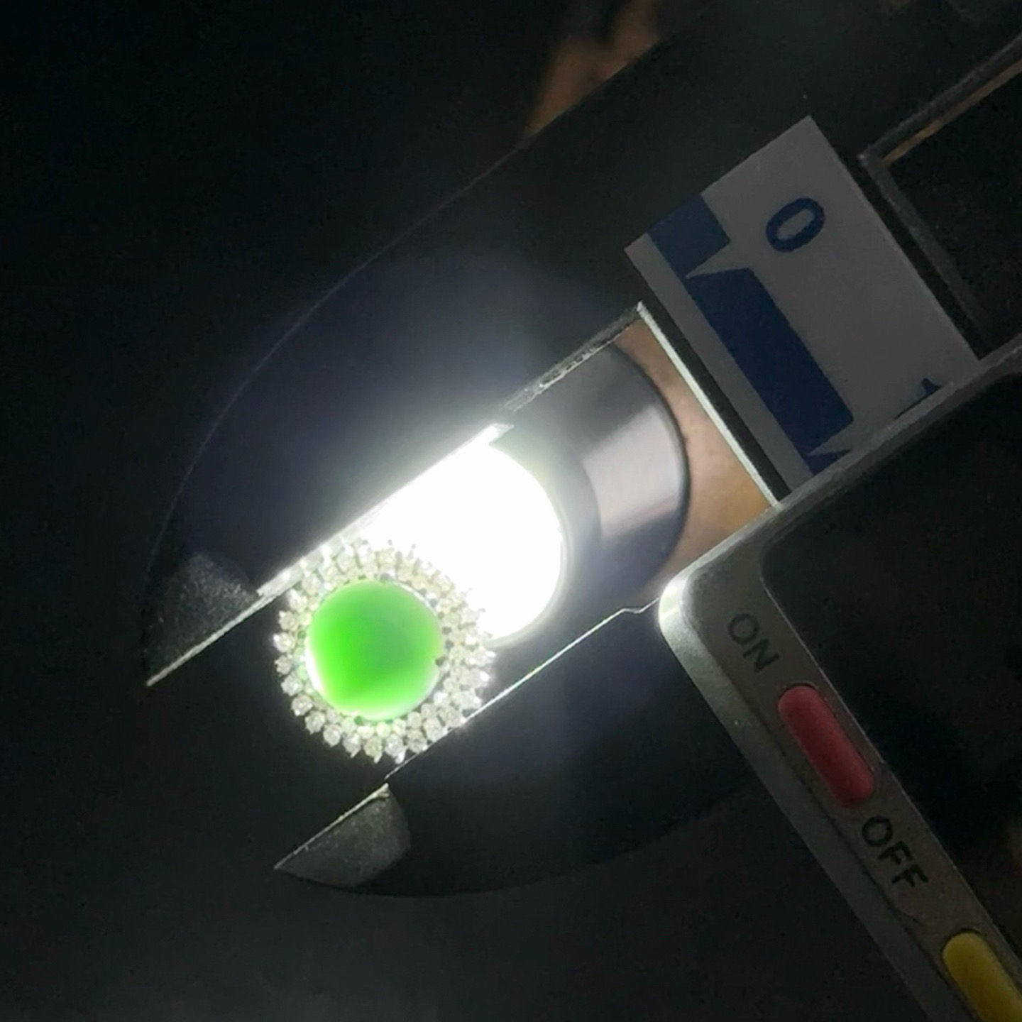 18k墨翠白金耳钉 种好色正 黑度极好 打灯通透 油性十足 尺寸10.7