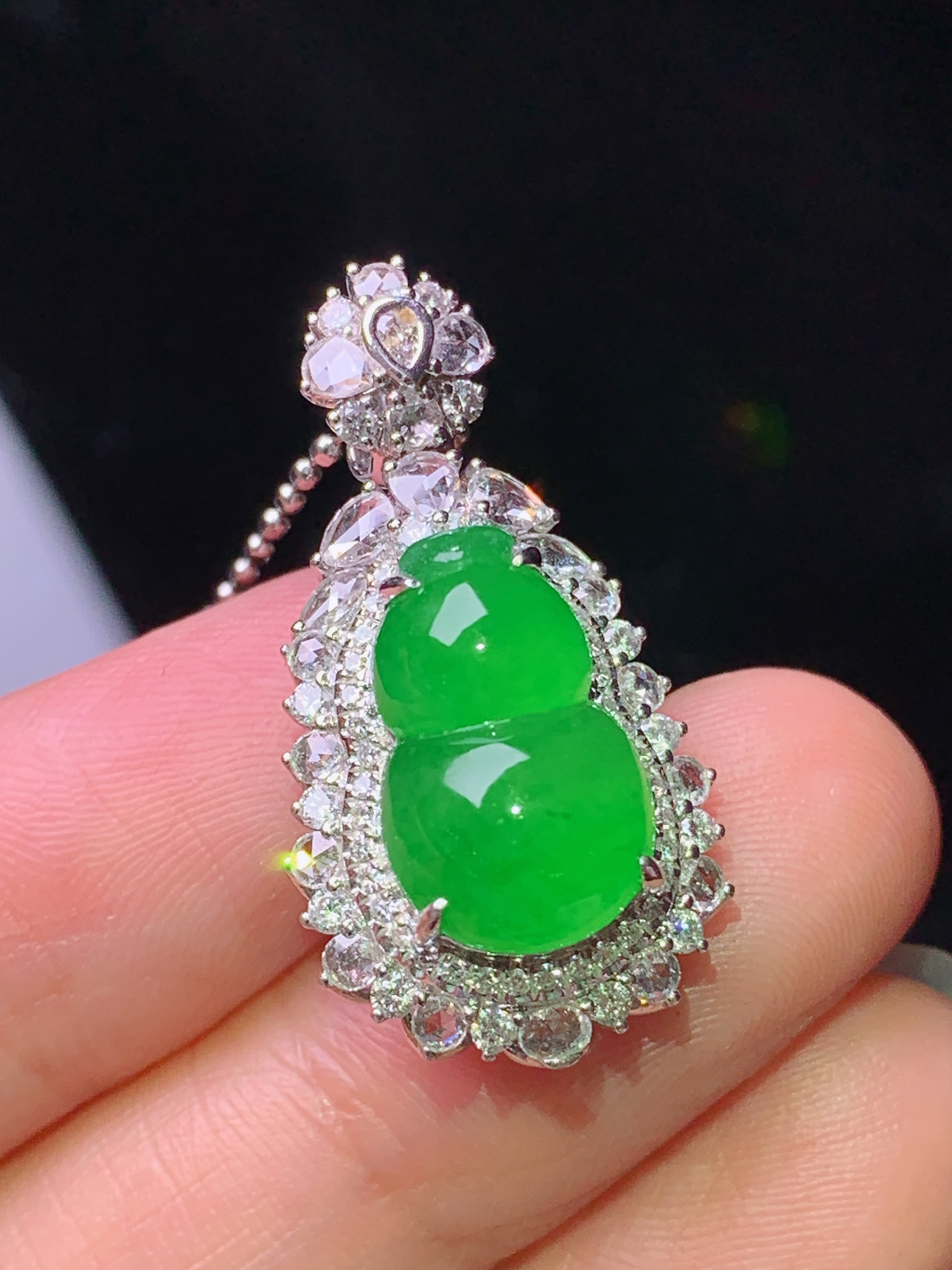 18k金钻镶嵌冰阳绿葫芦吊坠 玉质细腻 色泽艳丽清新 水润亮眼 整体尺寸28.5*15*12.5 z