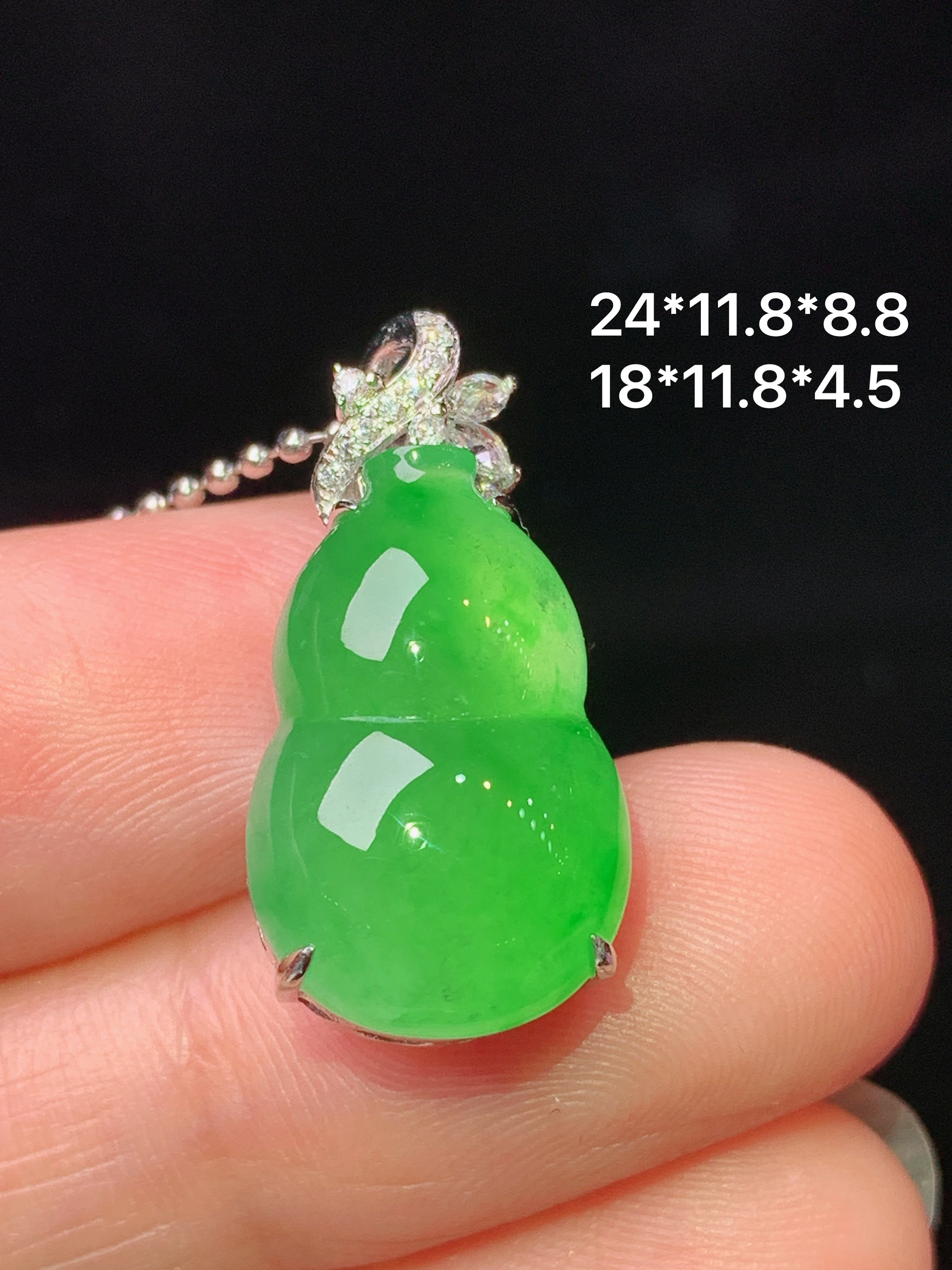 18k金钻镶嵌冰阳绿葫芦吊坠 玉质细腻 色泽艳丽清新 水润亮眼 整体尺寸24*11.8*8.8 f1