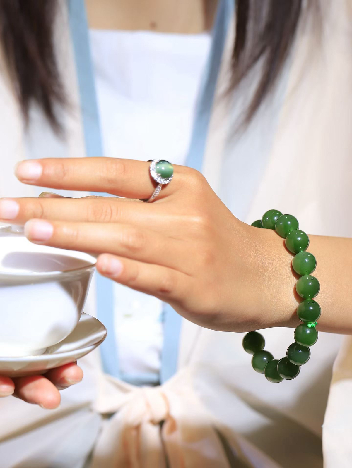 【珠圆玉润.手串】

精品️和田玉碧玉珠圆玉润手串 玉质温润细腻  整串打磨圆润，佩戴舒适。珠珠落玉盘，间关莺语花底滑，一生美好时光，无论身在何处，都有它相伴相守。事事顺遂，幸福美满，吉祥如意。重47.5克 尺寸取一12.2mm  FDA-22502400