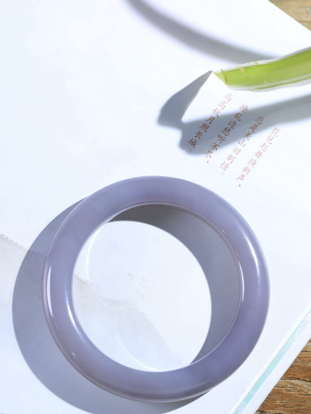 （温柔雅致.手镯）

精品️和田玉烟紫手镯。镯型饱满，温润细腻，脂润沁香。️执一卷书，沏一盏茶，着一袭裙，戴一只镯。淡淡浅笺，素心若兰，静赏玉中诗画。悠悠岁月，芊手轻摘，盛满诗样芳华。重69克   尺寸57.5-12-10.7mm    FDA-3251300