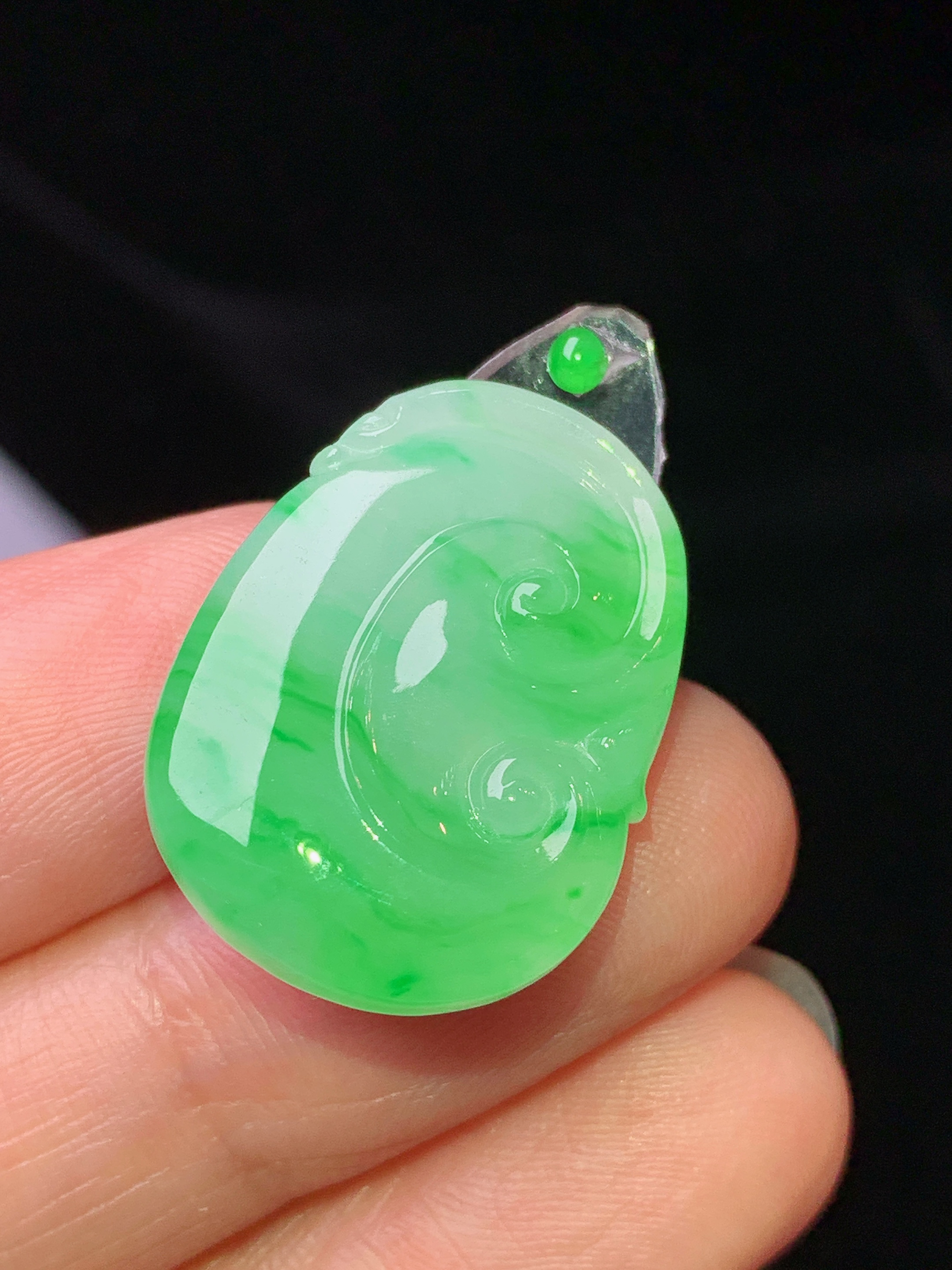 镶嵌款 飘绿如意吊坠 玉质细腻 色泽艳丽清新 水润亮眼 整体尺寸23.5*17.2*4.2 2x