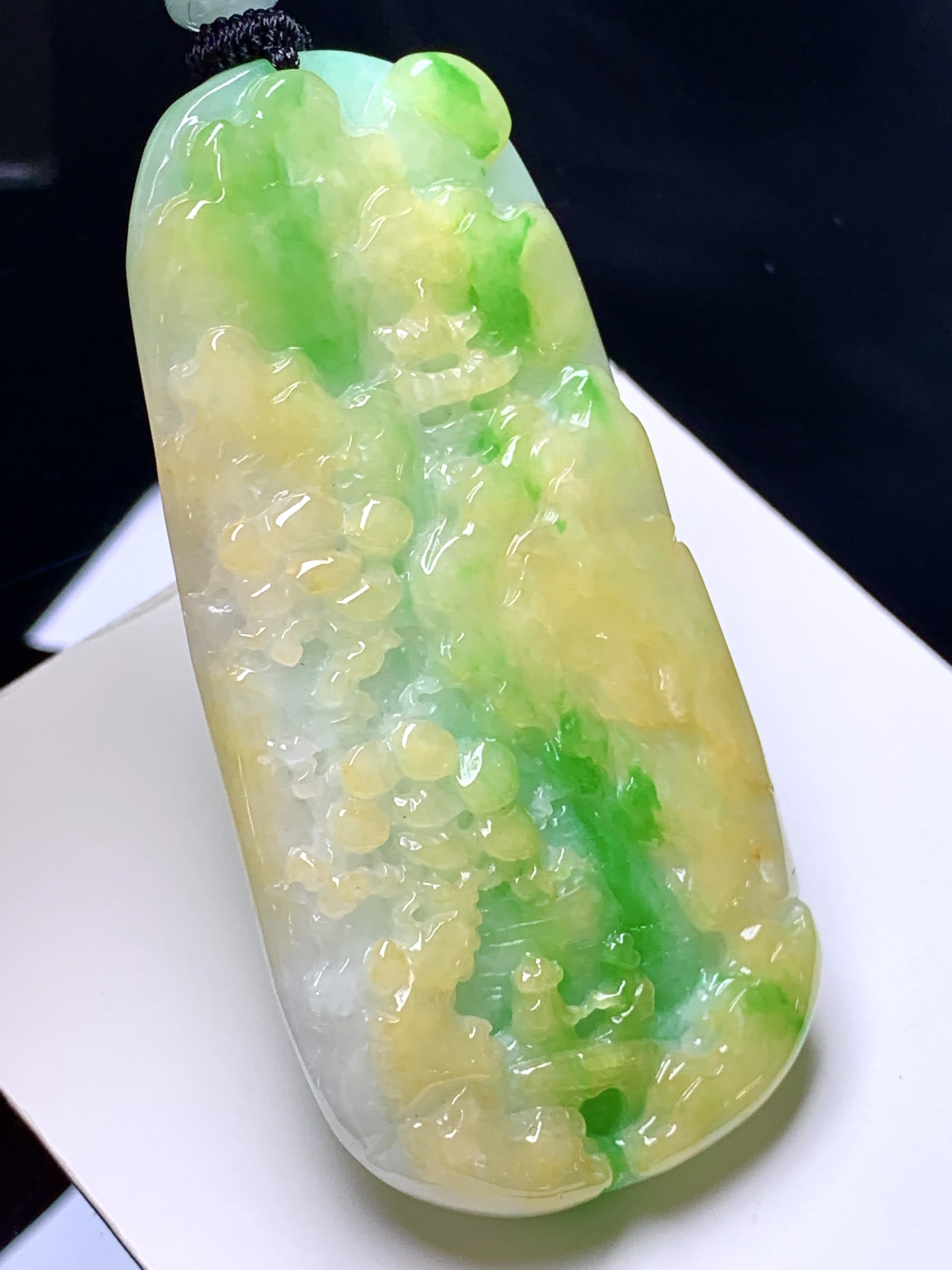 飘黄绿翡山水牌子吊坠 玉质细腻 色泽艳丽清新 水润亮眼 整体尺寸65.8*32*7.2 w1