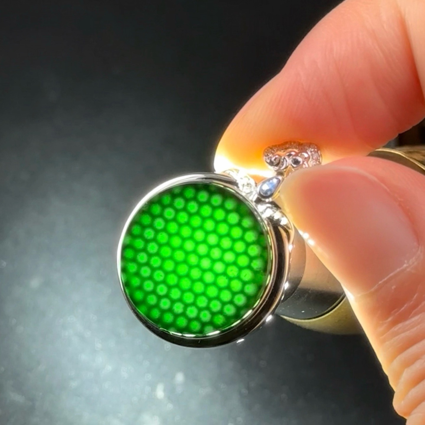 精品18k墨翠小圆牌吊坠 种好色正 黑度极好 打灯通透 油性十足 尺寸26.7