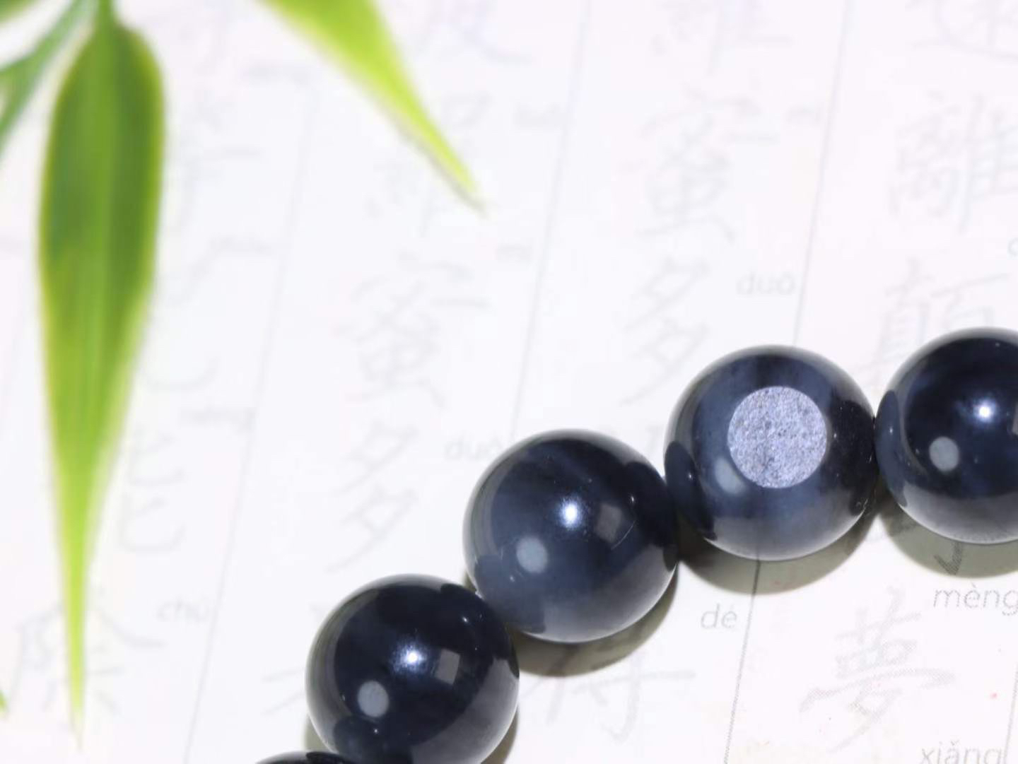 【珠圆玉润】

新疆和田青花籽料聚宝盆手串 玉质温润细腻  油性好，留有原皮，整串打磨圆润，佩戴舒适。珠珠落玉盘，间关莺语花底滑，一生美好时光，无论身在何处，都有它相伴相守。事事顺遂，幸福美满，吉祥如意。
重46.7克 尺寸取一12mm FS26823205107O