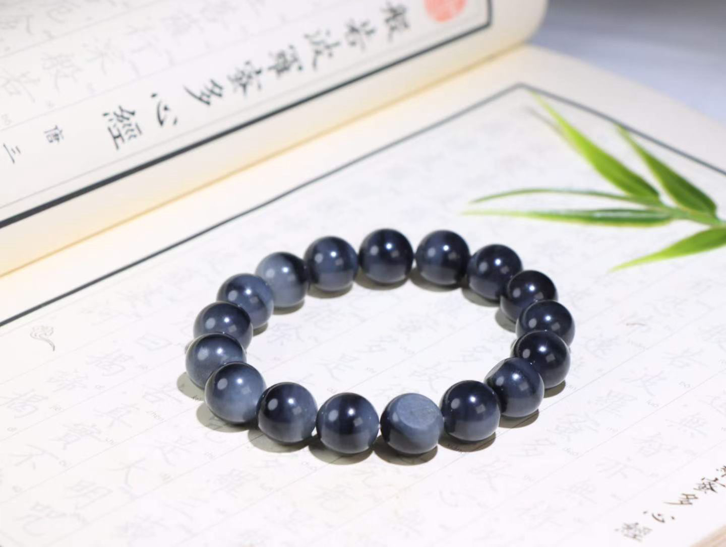【珠圆玉润】

新疆和田青花籽料聚宝盆手串 玉质温润细腻  油性好，留有原皮，整串打磨圆润，佩戴