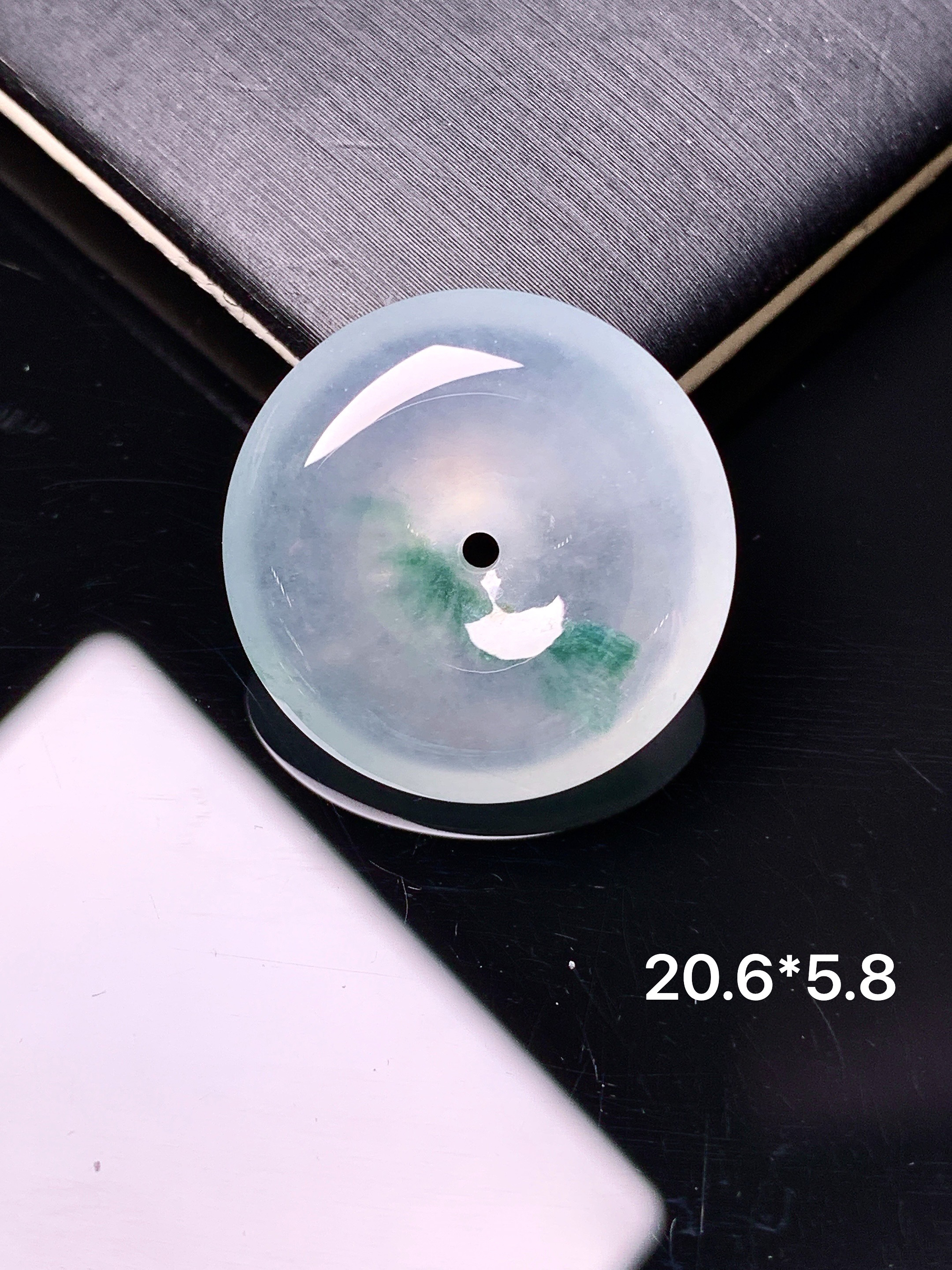 冰种飘绿平安扣吊坠 玉质细腻 色泽艳丽清新 水润亮眼 整体尺寸20.6*5.8 c1