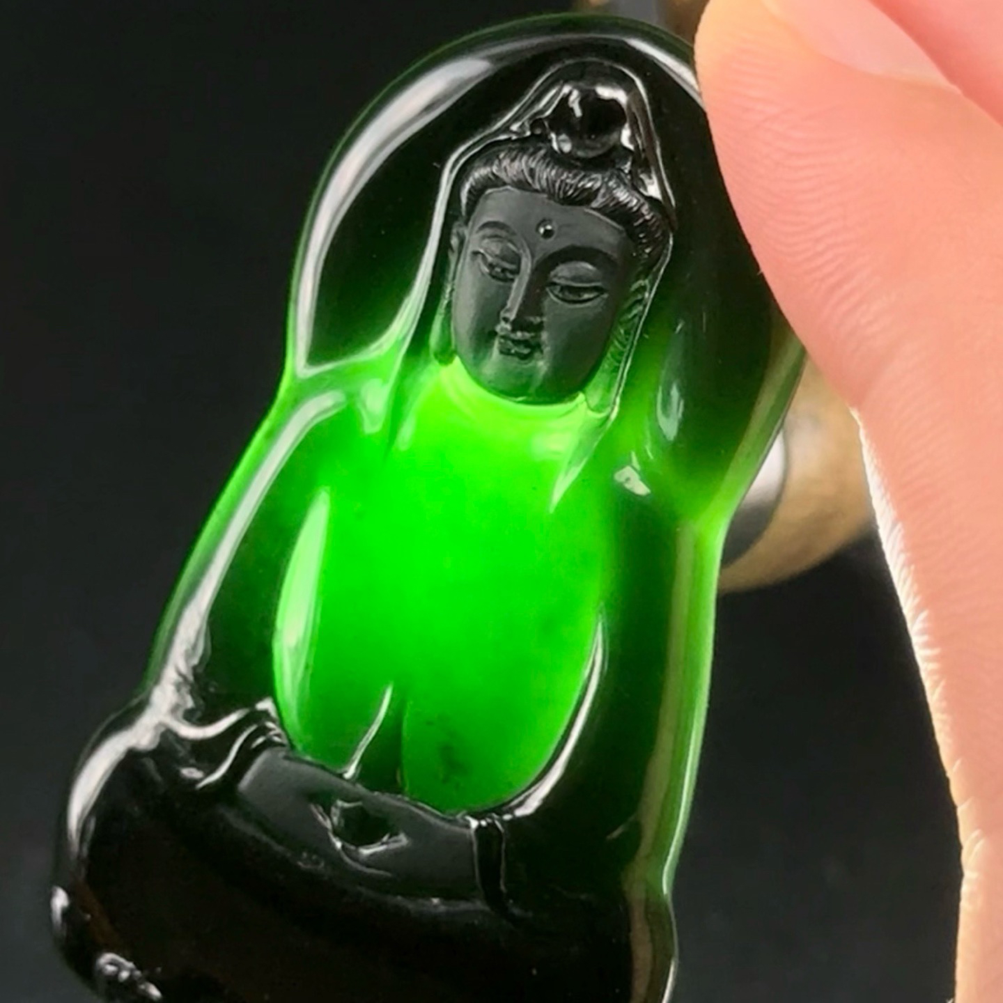 精品墨翠观音 种好色正 黑度极好 打灯通透 油性十足 尺寸56.3