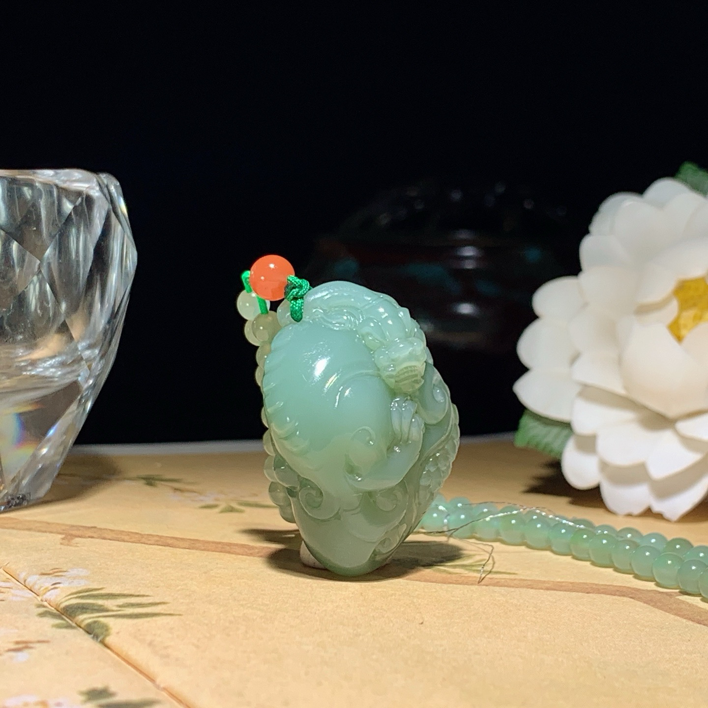 和田玉粉青俄罗斯碧玉招财貔貅挂件。尺寸36/27/14重36.4克。碧玉无事牌。玉质细腻油润。手推出油。品相大气。lt250525