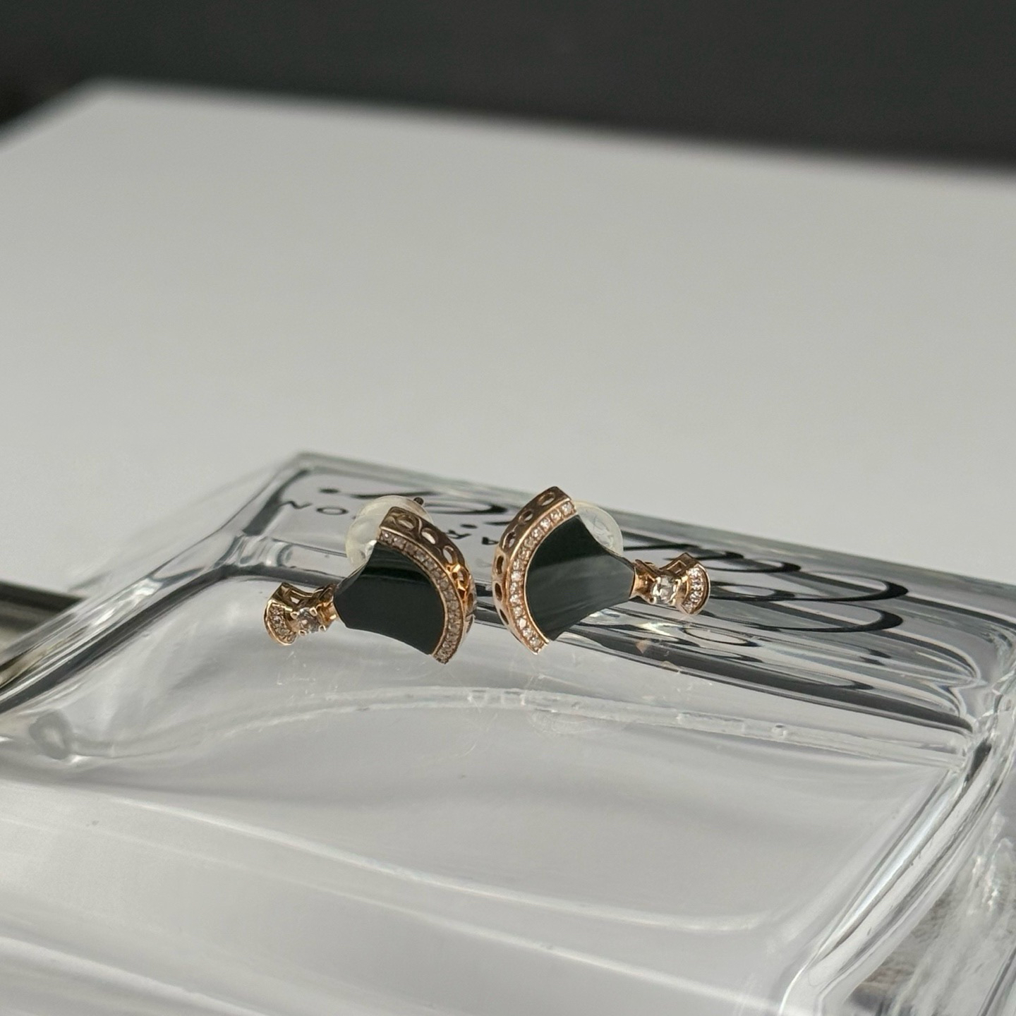 精品18k墨翠小裙子耳钉 种好色正 黑度极好 打灯通透 油性十足 尺寸13.6