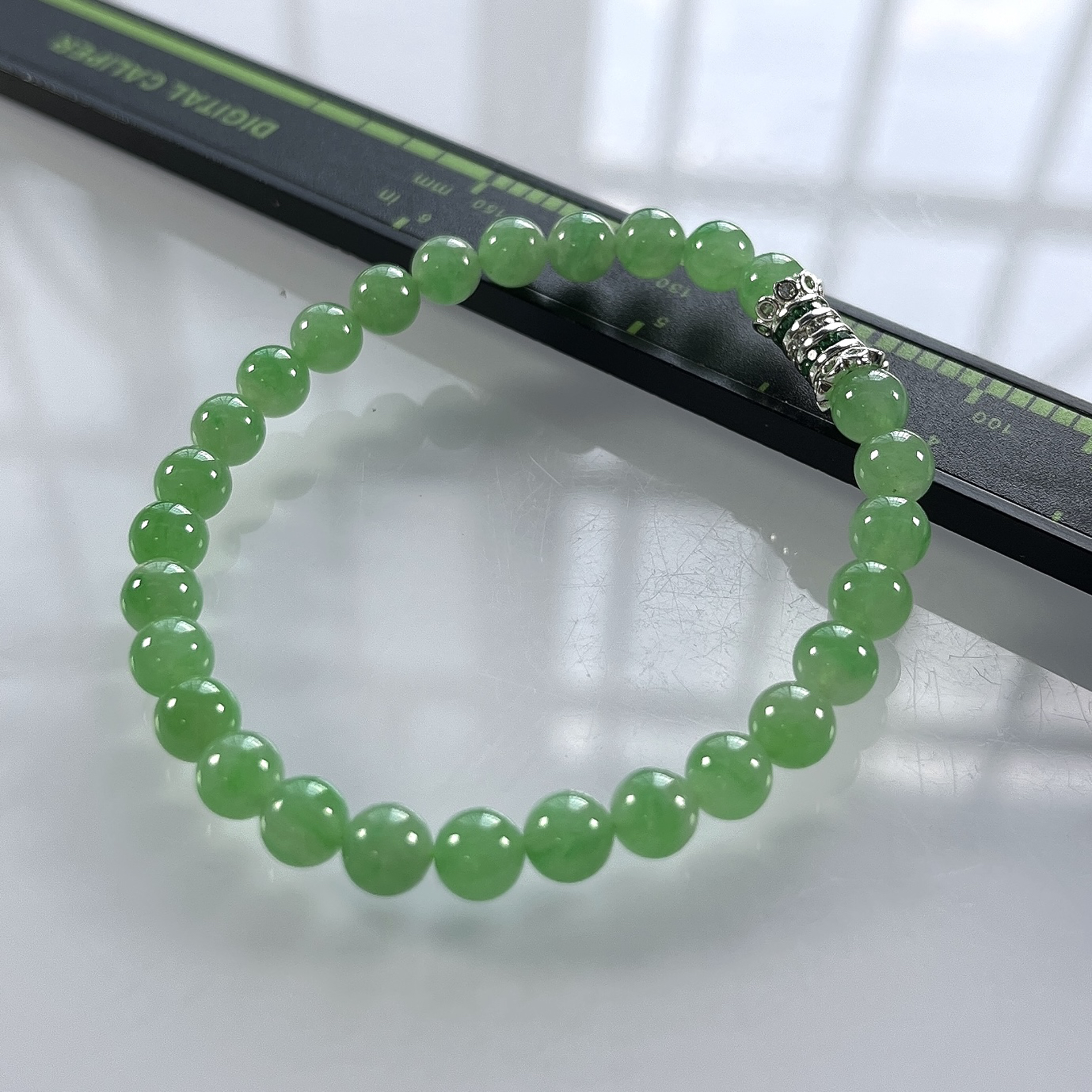 缅甸天然翡翠A货，卡6冰种果绿圆珠手串手链，尺寸：6mm/28颗，长度175mm，重量：11.69g