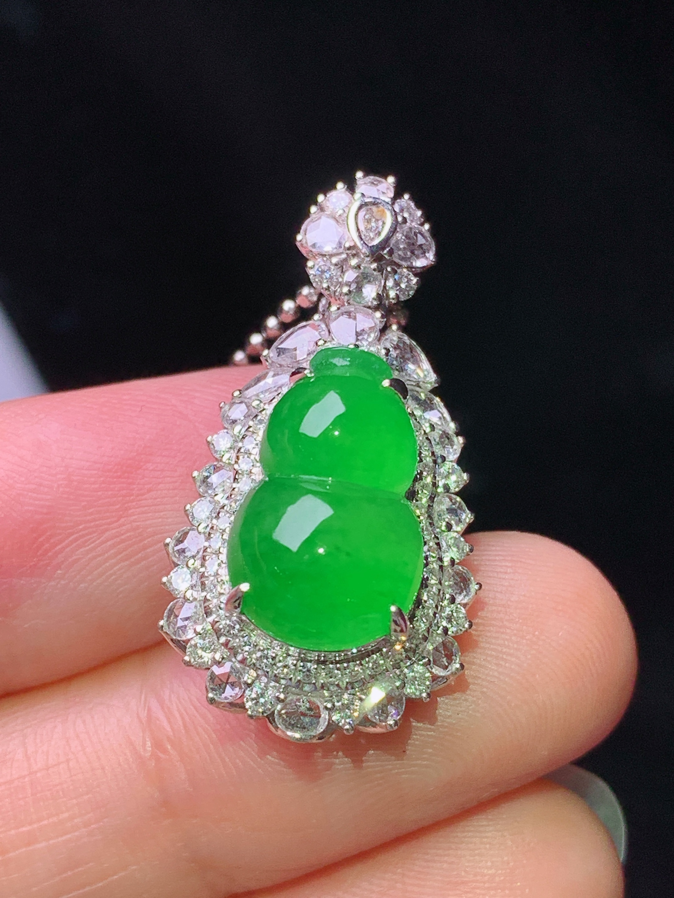18k金钻镶嵌冰阳绿葫芦吊坠 玉质细腻 色泽艳丽清新 水润亮眼 整体尺寸28.5*15*12.5 z1