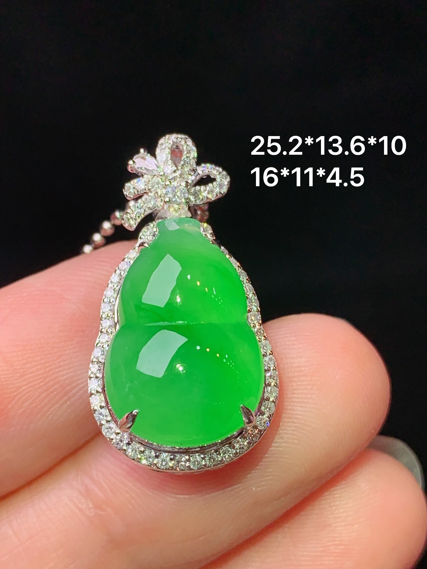 18k金钻镶嵌阳绿葫芦吊坠 玉质细腻 色泽艳丽清新 水润亮眼 整体尺寸25.2*13.6*10 f1