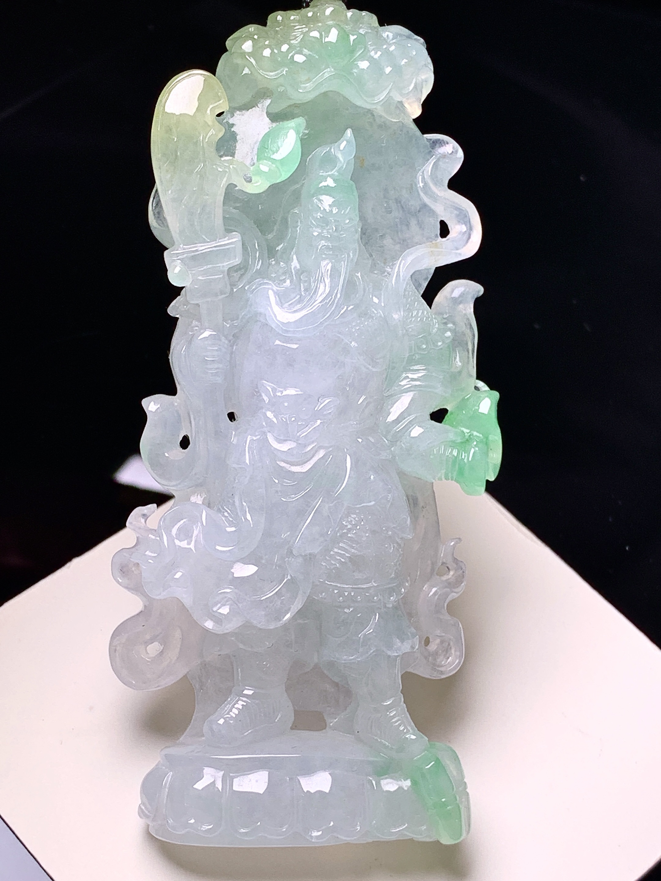 飘黄绿翡关公吊坠 玉质细腻 色泽艳丽清新 水润亮眼 整体尺寸83*35.8*11 a5