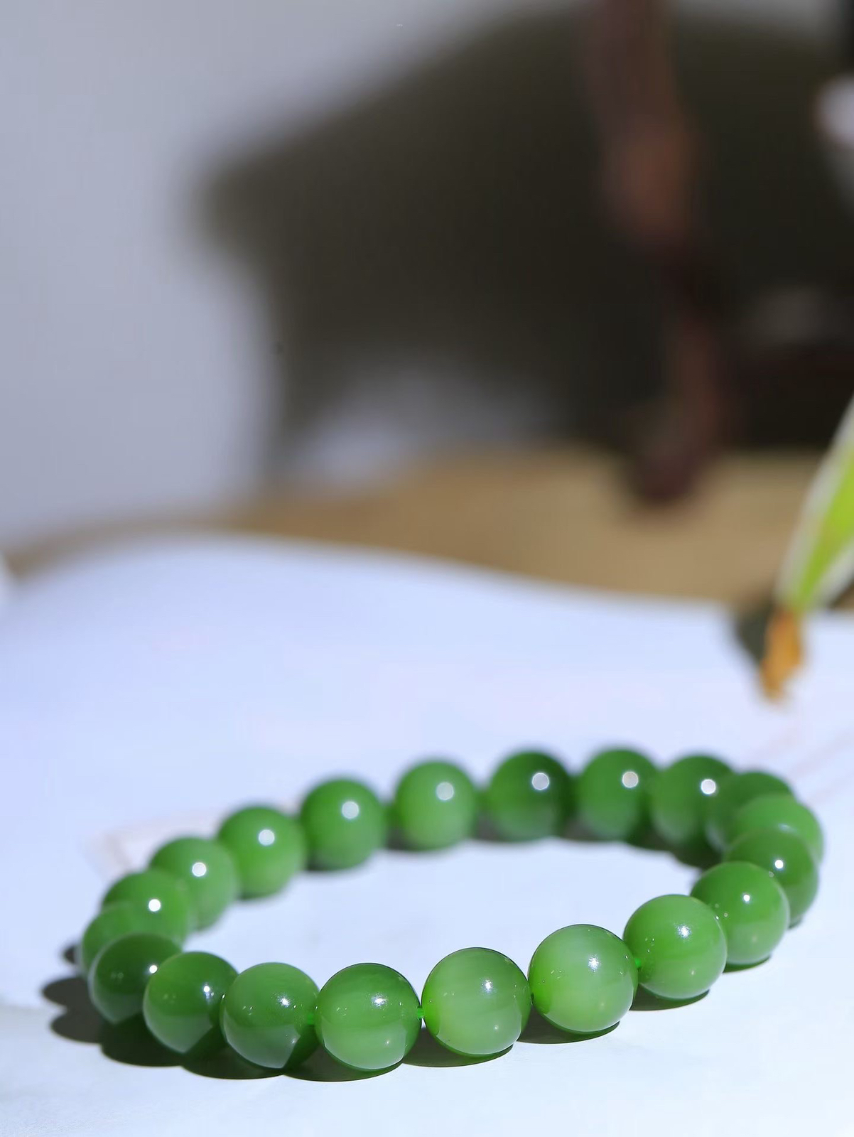 【珠圆玉润.手串】

精品️和田玉碧玉猫眼珠圆玉润手串 玉质温润细腻  整串打磨圆润，佩戴舒适。珠