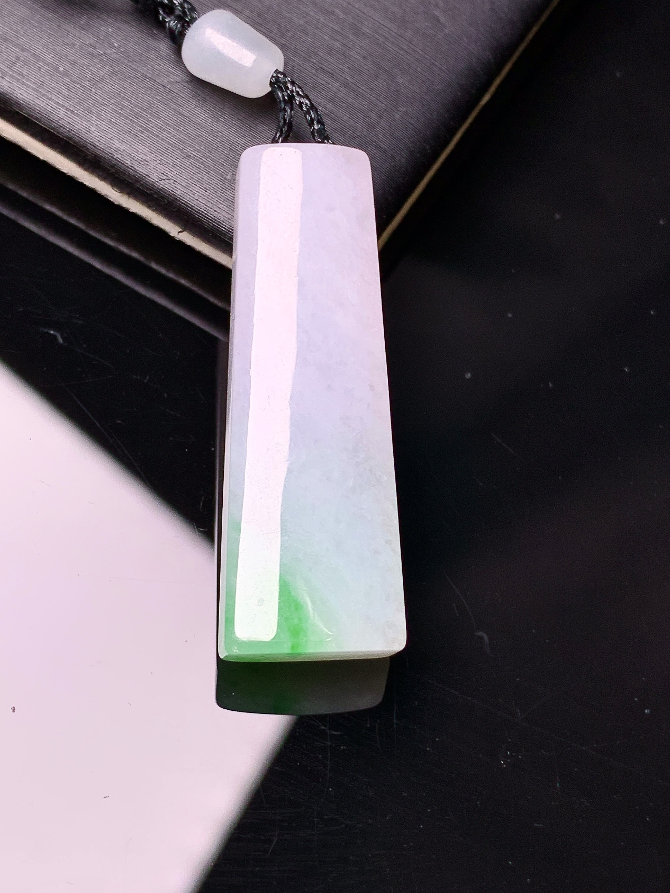 飘绿无事牌吊坠 玉质细腻 色泽艳丽清新 水润亮眼 整体尺寸32*11*6 a5