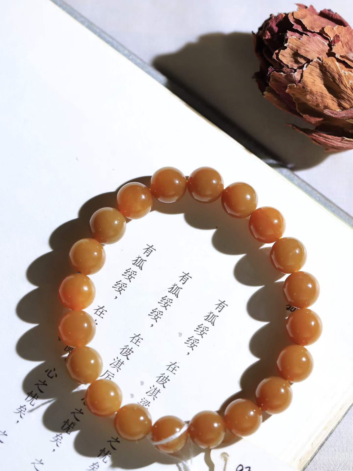 【珠圆玉润.手串】

精品️和田玉糖玉珠圆玉润手串 玉质温润细腻  整串打磨圆润，佩戴舒适。珠珠落玉盘，间关莺语花底滑，一生美好时光，无论身在何处，都有它相伴相守。事事顺遂，幸福美满，吉祥如意。重30.3克 尺寸取一10mm FDL-16502313
