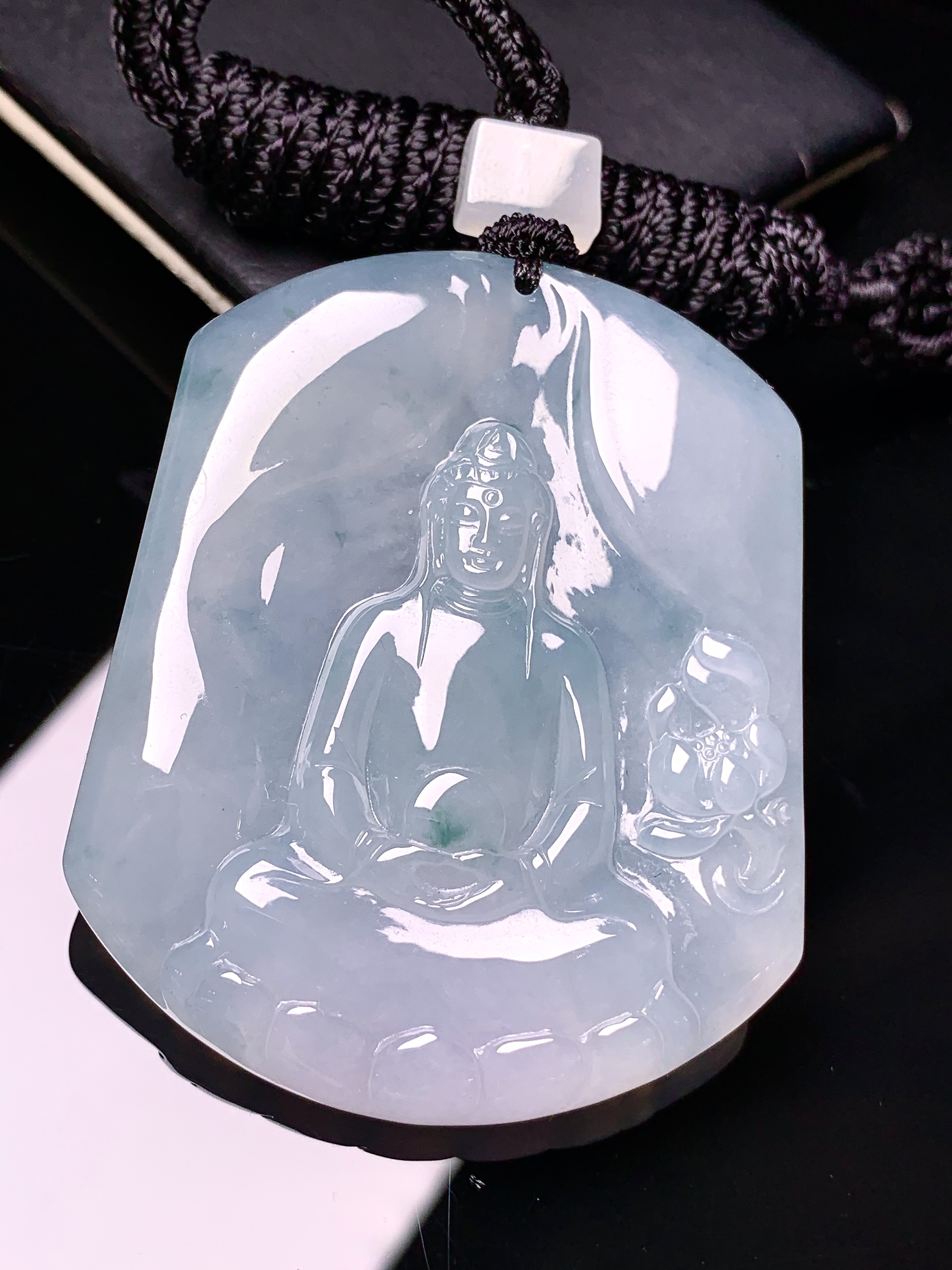 冰种观音菩萨吊坠 玉质细腻 色泽艳丽清新 水润亮眼 整体尺寸52.5*43.2*5.8 L1