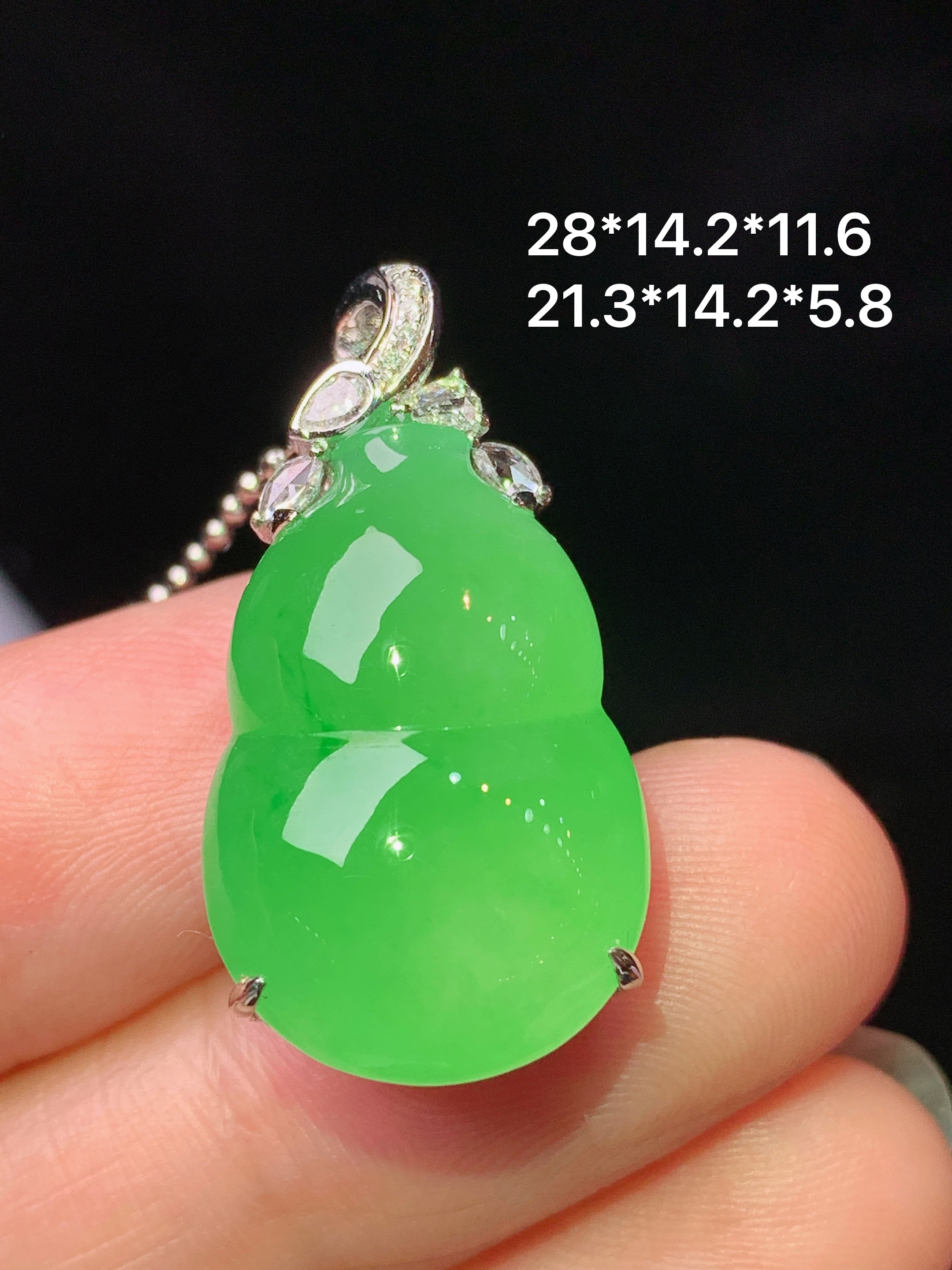 18k金钻镶嵌阳绿葫芦吊坠 玉质细腻 色泽艳丽清新 水润亮眼 整体尺寸28*14.2*11.6 f1