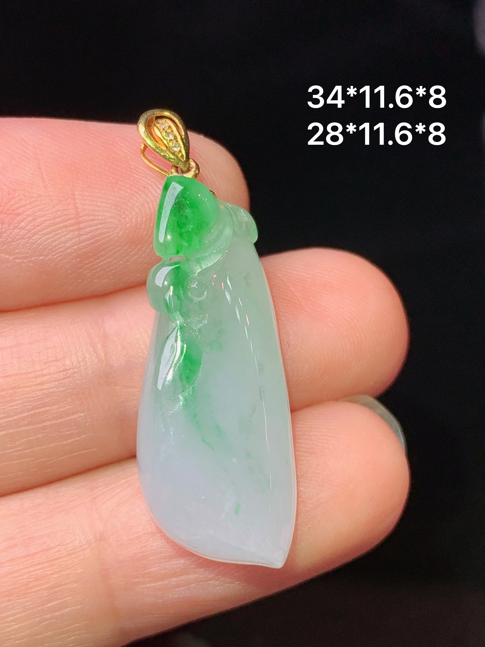 18k金镶嵌飘绿随形吊坠 玉质细腻 色泽艳丽清新 水润亮眼 整体尺寸34*11.6*8 f4