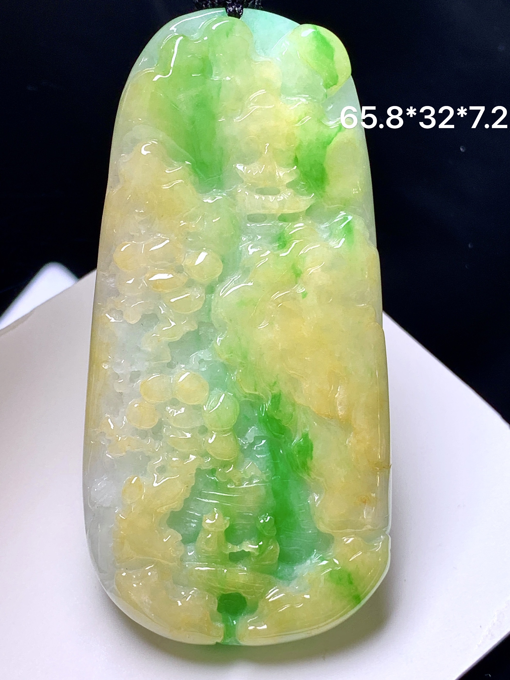 飘黄绿翡山水牌子吊坠 玉质细腻 色泽艳丽清新 水润亮眼 整体尺寸65.8*32*7.2 w1