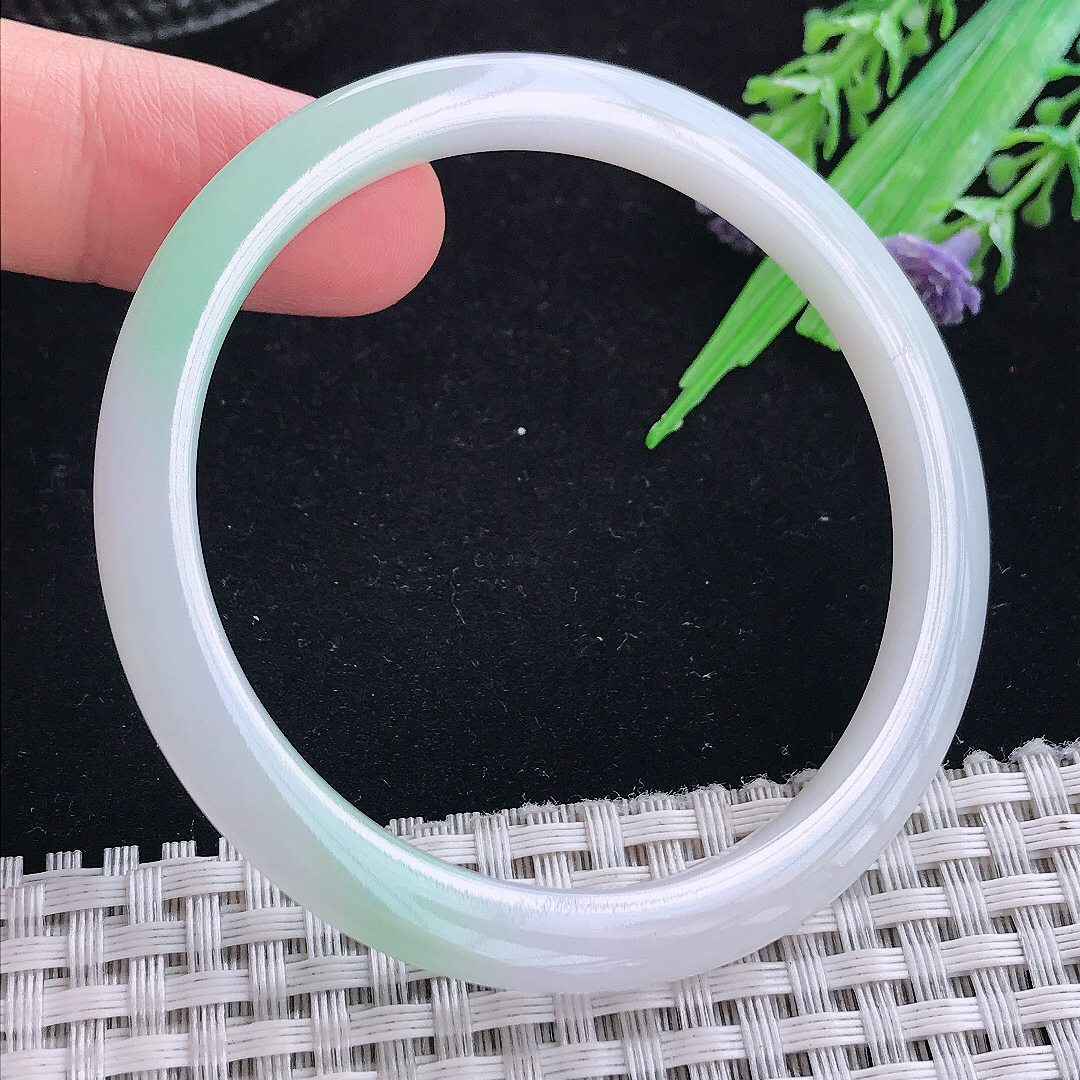 实拍A货翡翠53.5/5.3/6.8叮当镯老坑秀气冰胶飘绿细条手镯玉手镯