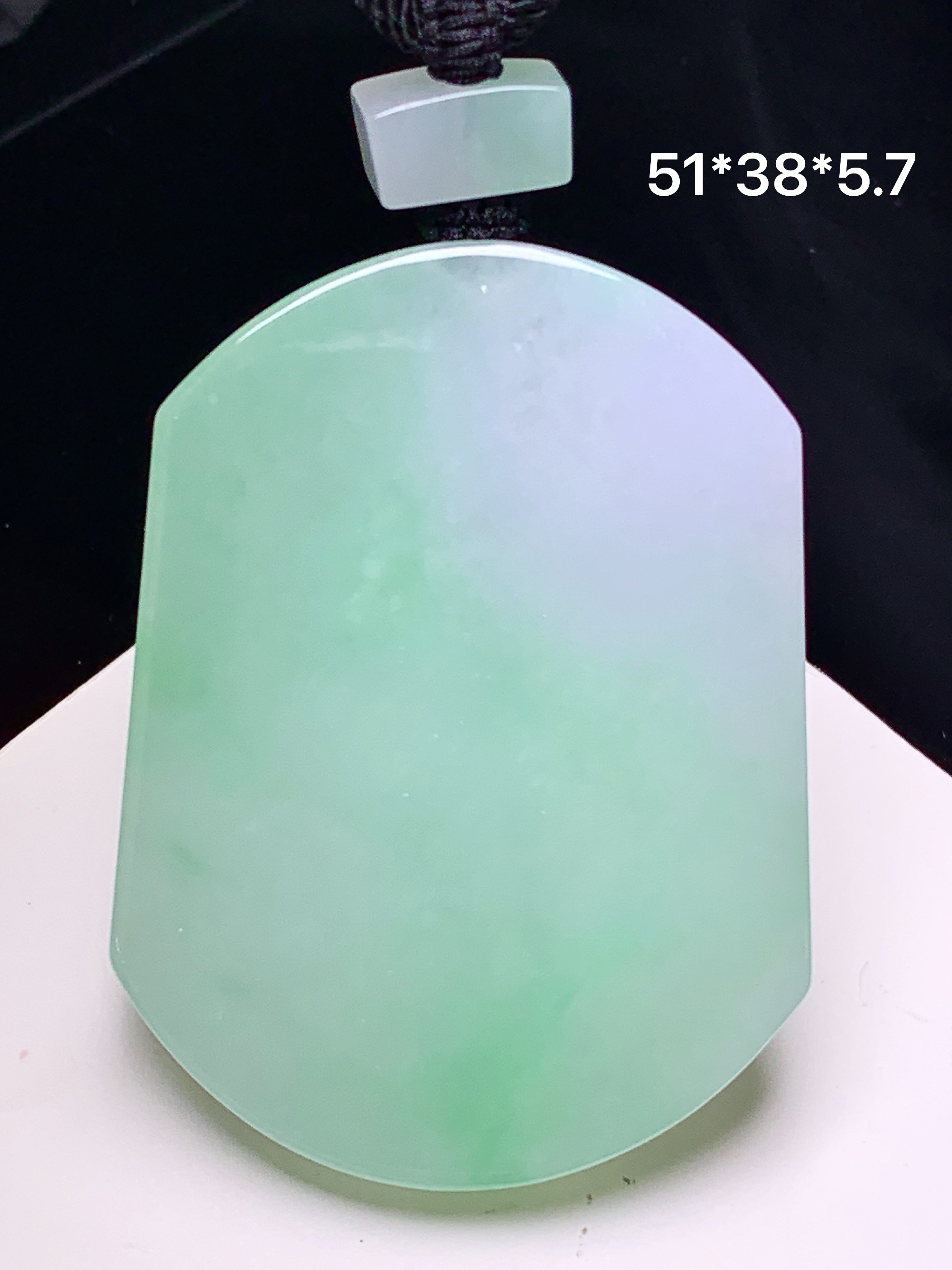 飘绿无事牌吊坠 玉质细腻 色泽艳丽清新 水润亮眼 整体尺寸51*38*5.7 a5
