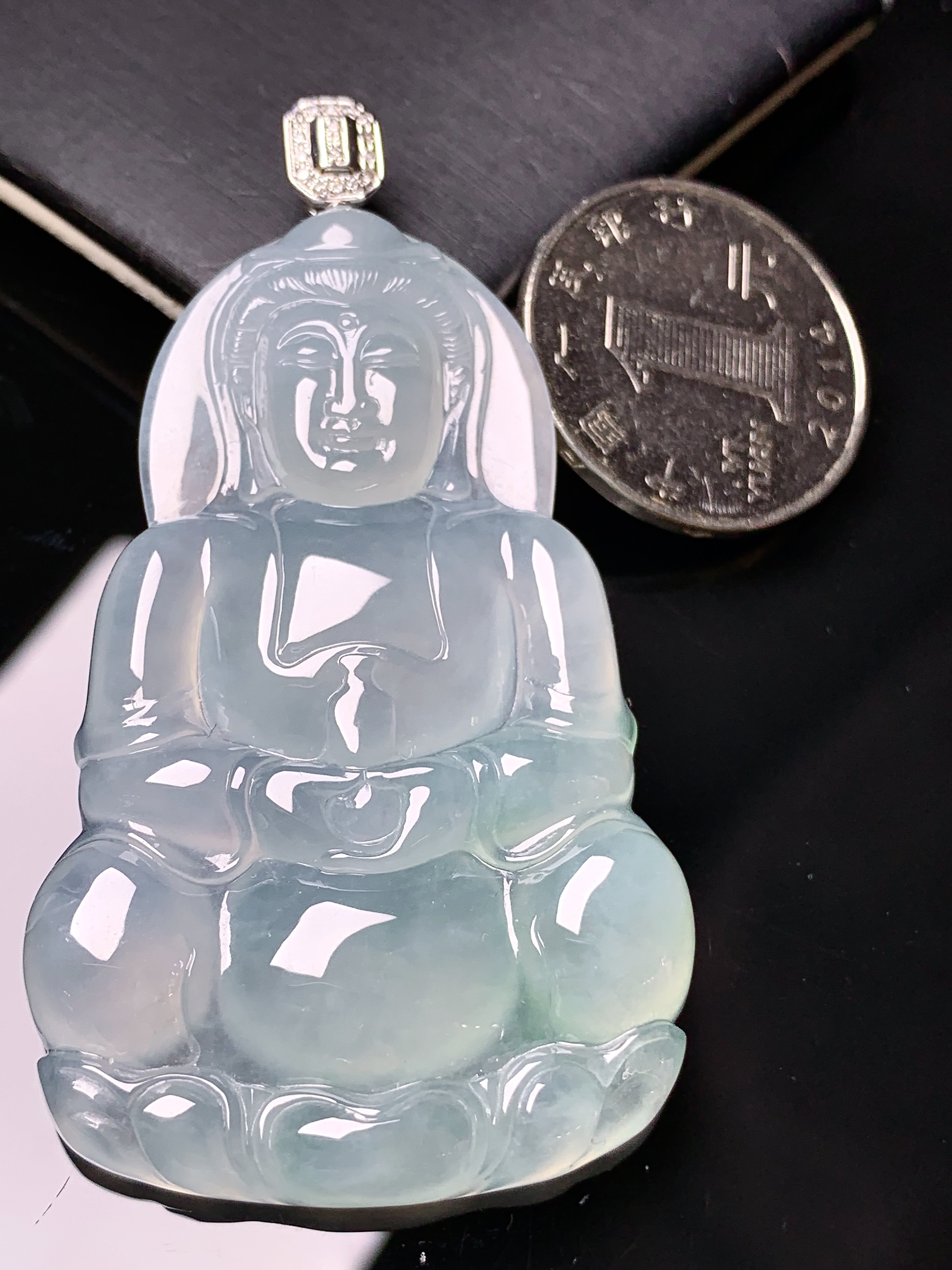18k金钻镶嵌冰种观音吊坠 玉质细腻 色泽艳丽清新 水润亮眼 整体尺寸65.5*36.5*6 a5