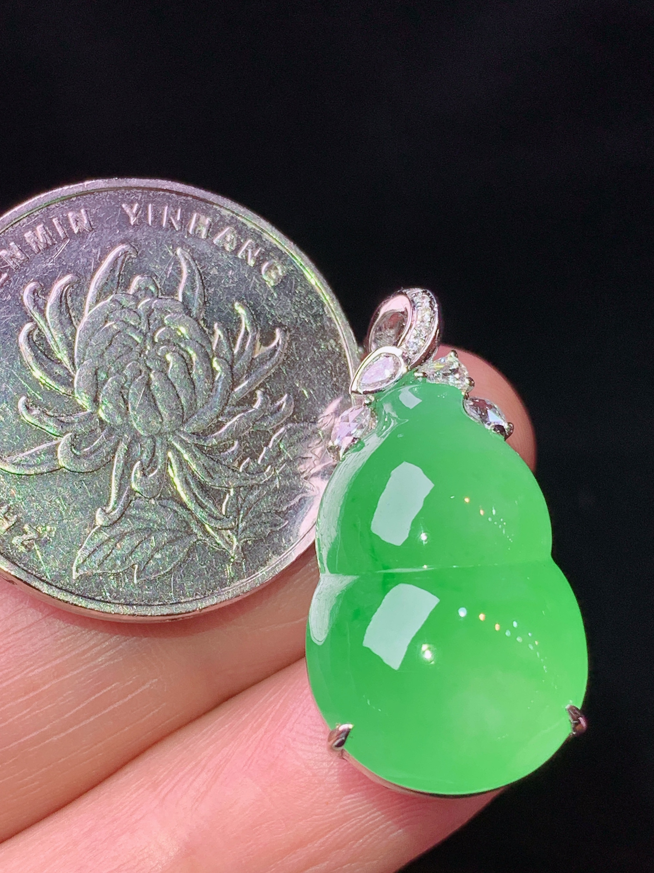 18k金钻镶嵌阳绿葫芦吊坠 玉质细腻 色泽艳丽清新 水润亮眼 整体尺寸28*14.2*11.6 f1