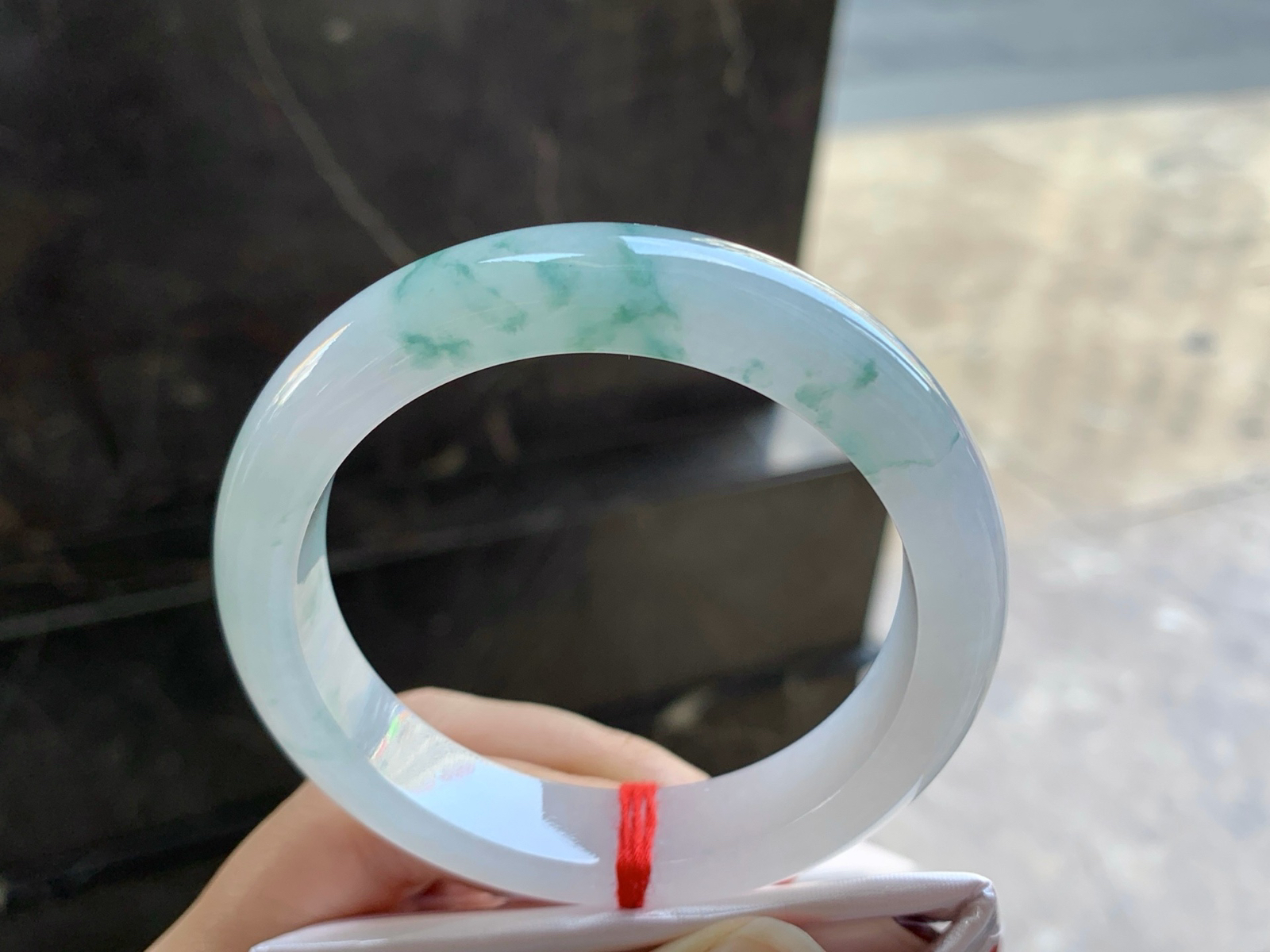 56.5-12.8-9.1

蓝花手镯^_^玉质温润 细腻