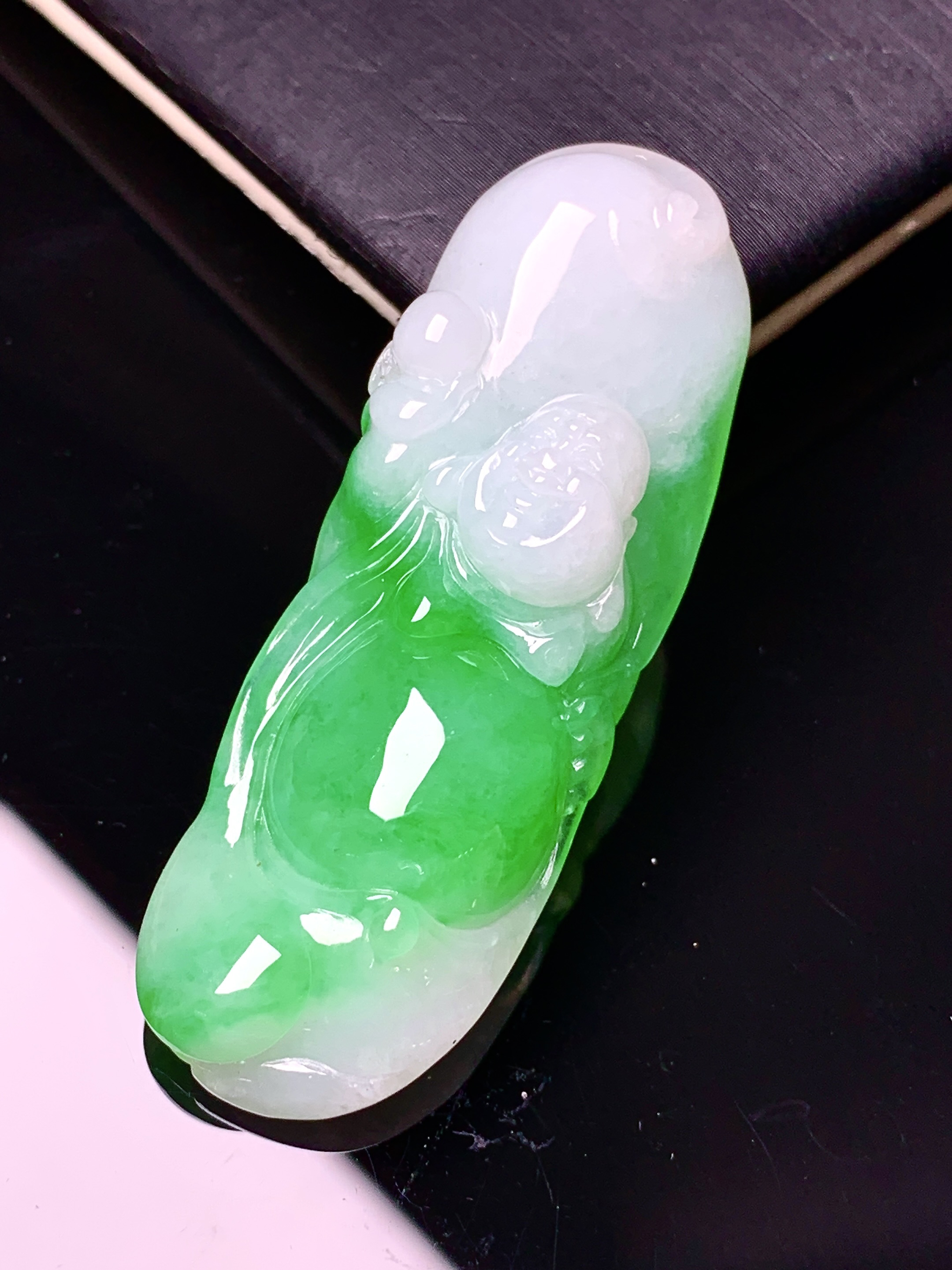 飘阳绿佛公吊坠 玉质细腻 色泽艳丽清新 水润亮眼 整体尺寸45.5*16*9.5 c1