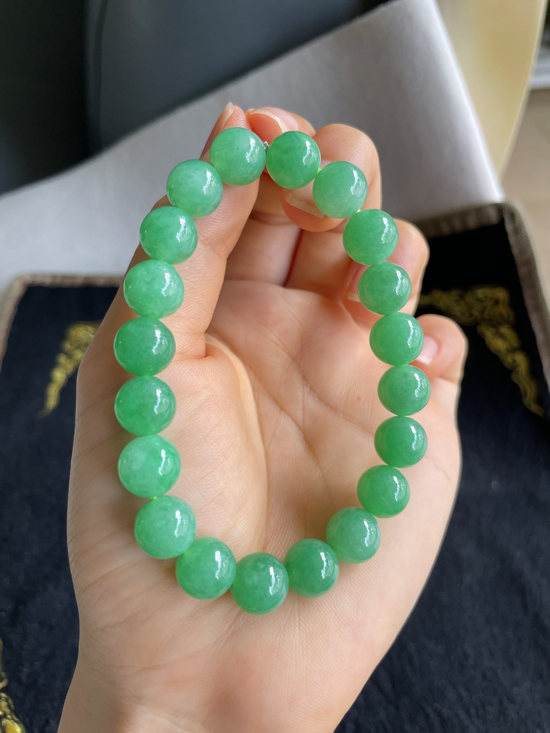 缅甸天然翡翠A货，冰满绿手链，尺寸：10mm。【编4083】