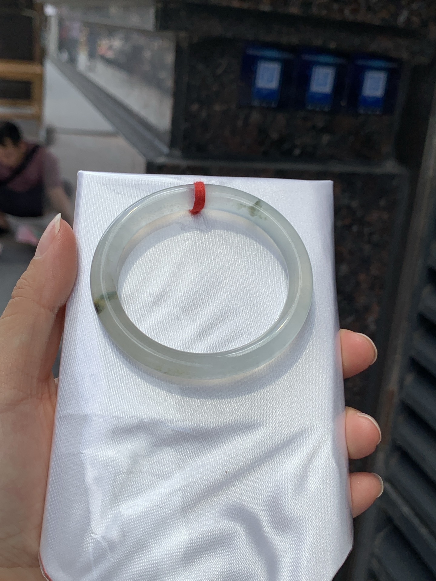 冰飘花贵妃, 0525-N800, 打灯纹裂，底妆冰润细腻，冰底中开出了朵朵蓝花，飘花灵动飘逸，勾勒出一幅唯美诗意的山水意境画，古典优雅又秀气