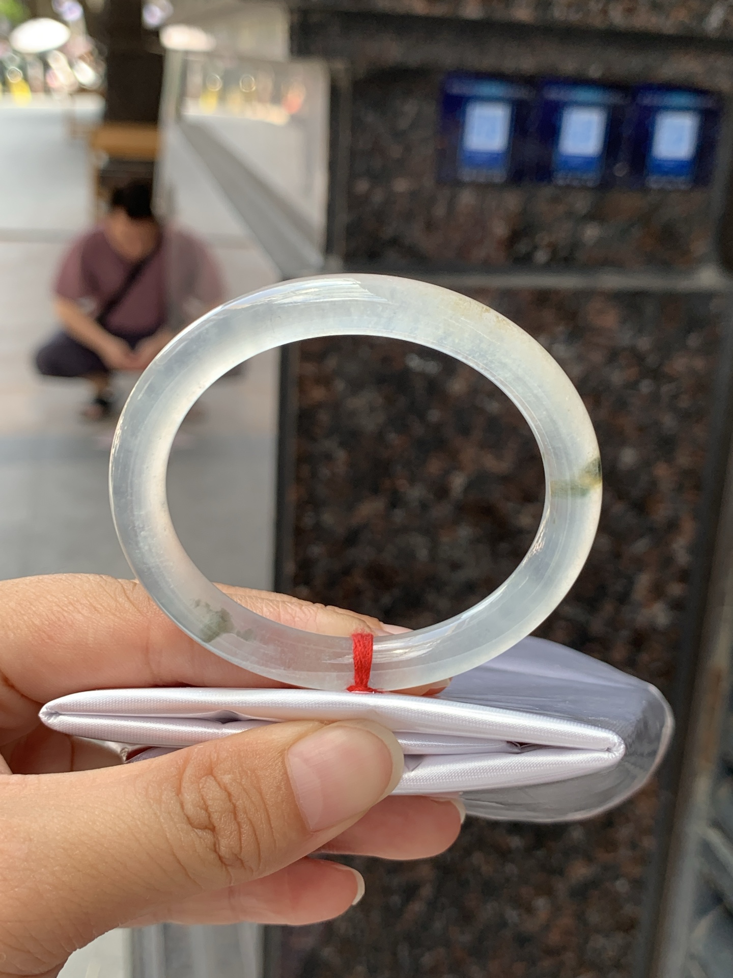冰飘花贵妃, 0525-N800, 打灯纹裂，底妆冰润细腻，冰底中开出了朵朵蓝花，飘花灵动飘逸，勾勒出一幅唯美诗意的山水意境画，古典优雅又秀气