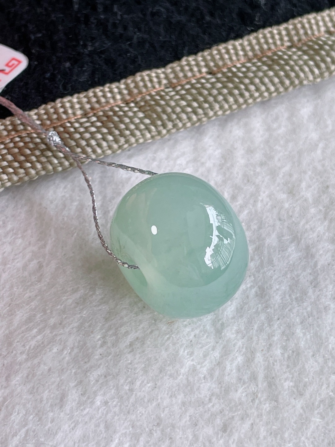 缅甸天然翡翠A货，冰飘花路路通单珠，尺寸：17.3-12.5mm。【编4126】