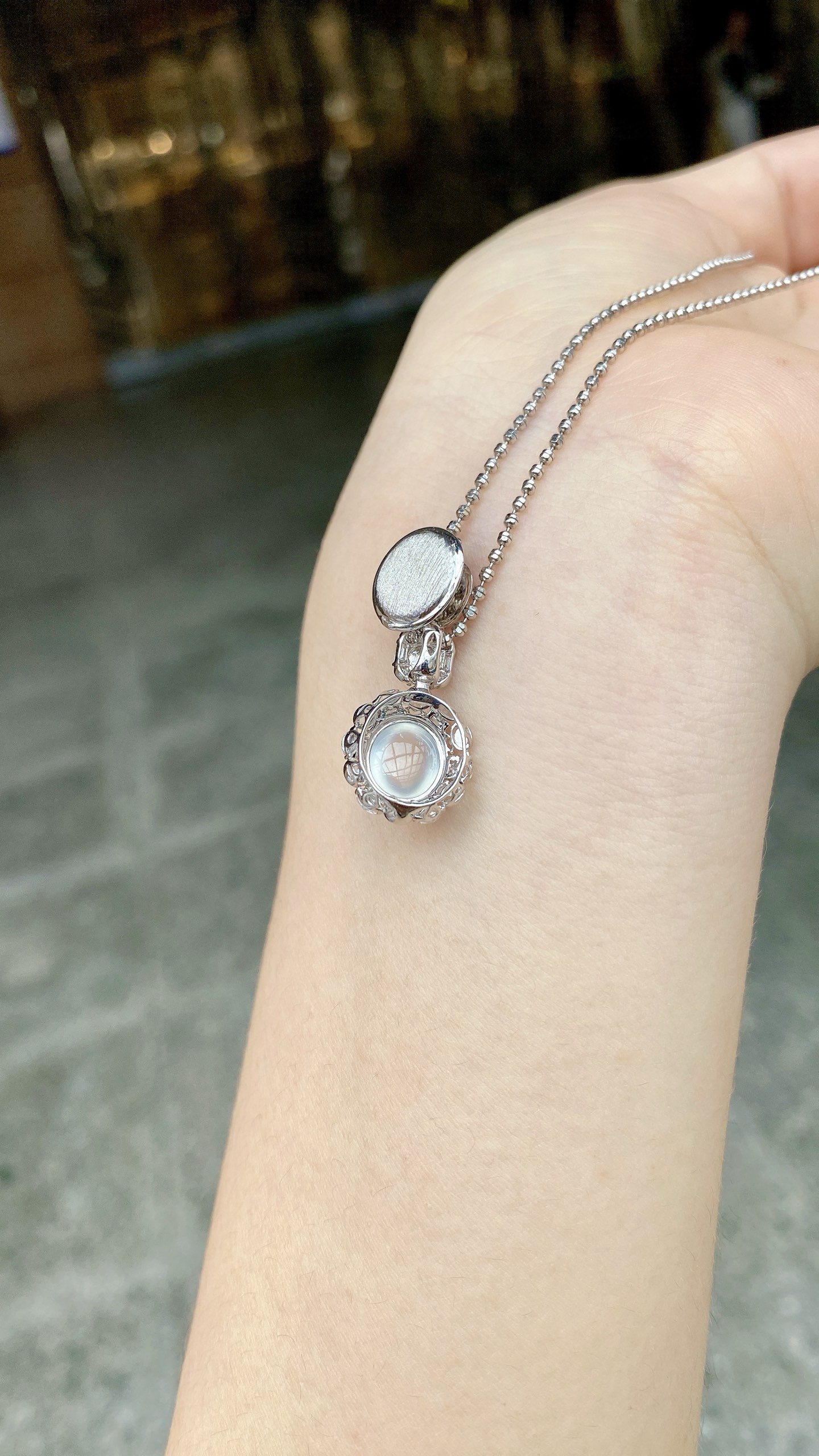 自然光 · 茅台白玻璃冰蛋面吊坠，18K · 整：19.2*12.2*9.3mm 裸：8.6*7.8*4.4mm