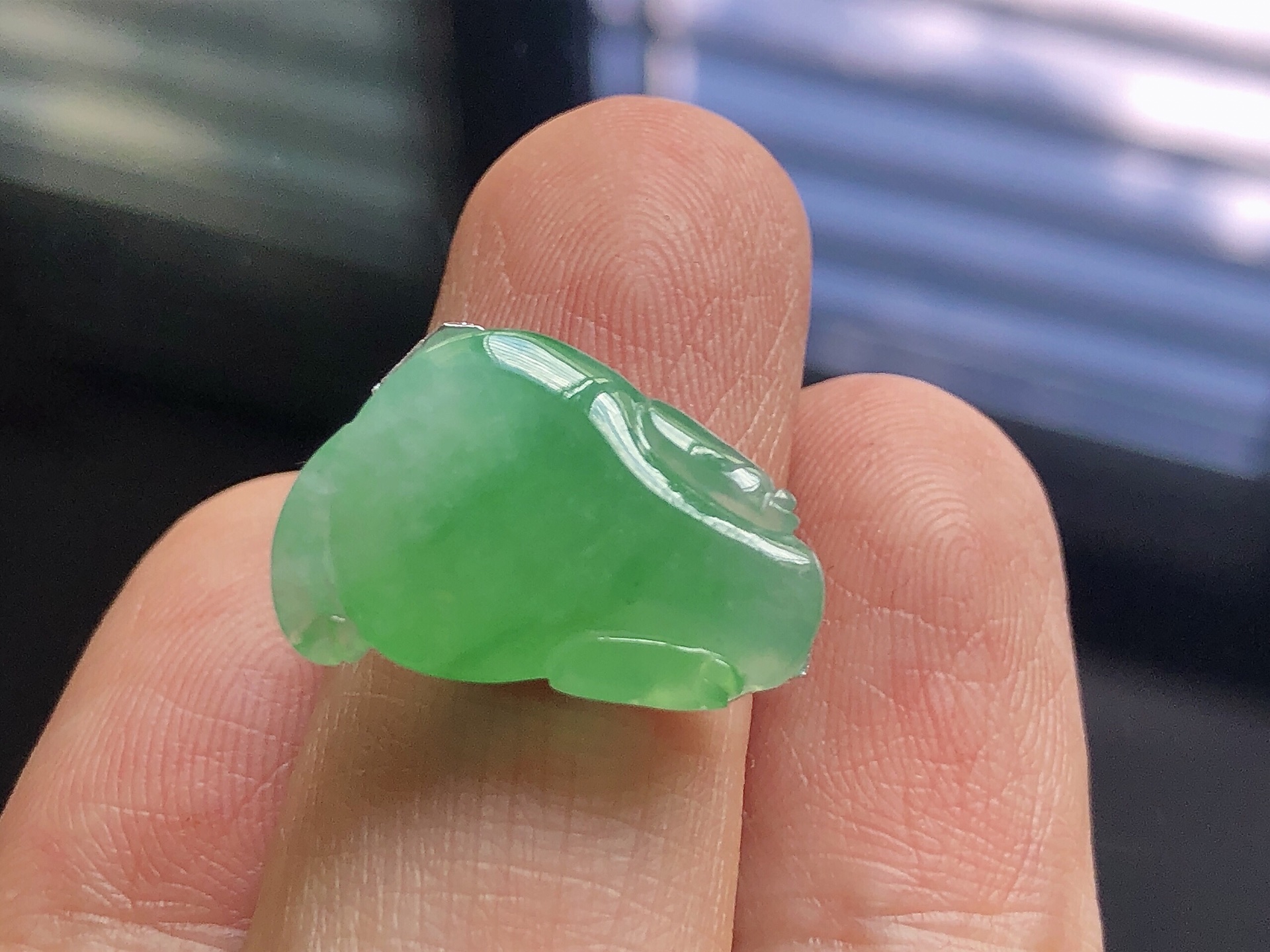 ️ 冰种阳绿金蟾，色泽艳阳，通透水润，玉质细腻，夺目迷人，镶嵌效果，品相，无裂，尺寸19.5*12.8*7.6