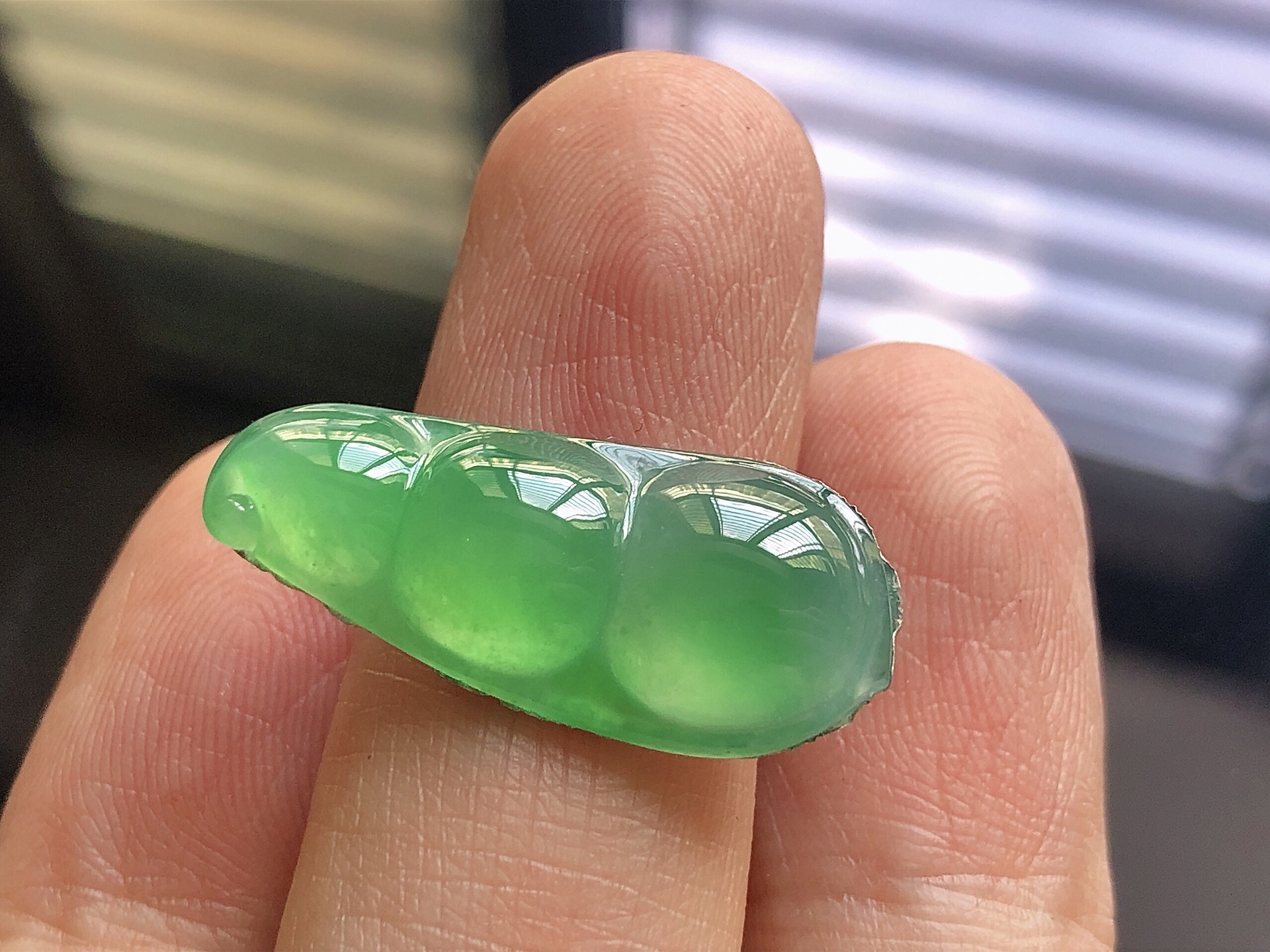️ 阳绿福豆， 色泽艳阳，通透水润，玉质细腻，夺目迷人，镶嵌效果，品相，无裂，尺寸27.1*11.