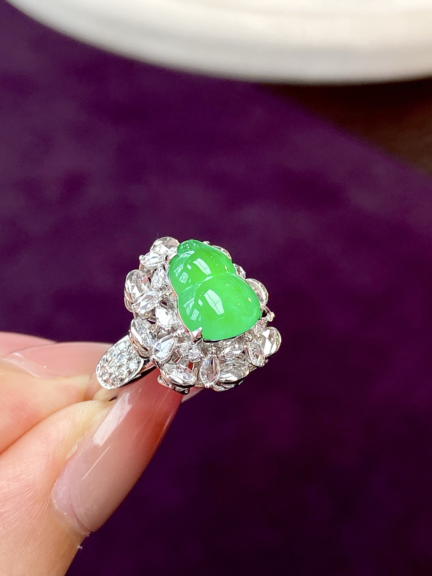 高冰种阳绿葫芦戒指，盈盈翠色，起胶感，小口大肚福气相，福禄满满，豪华钻石镶嵌更添精致贵气：17-15-12裸石：10.6-8,2-3mm，无裂