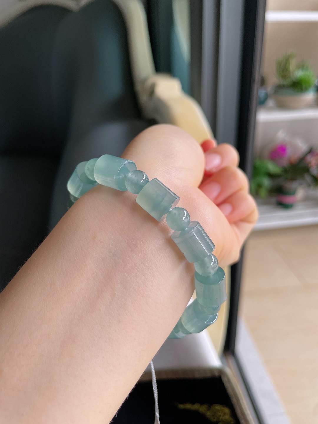 ️天然翡翠A货，冰蓝水路路通手串，尺寸：10.2mm，圆珠7.8mm。【编3893】
