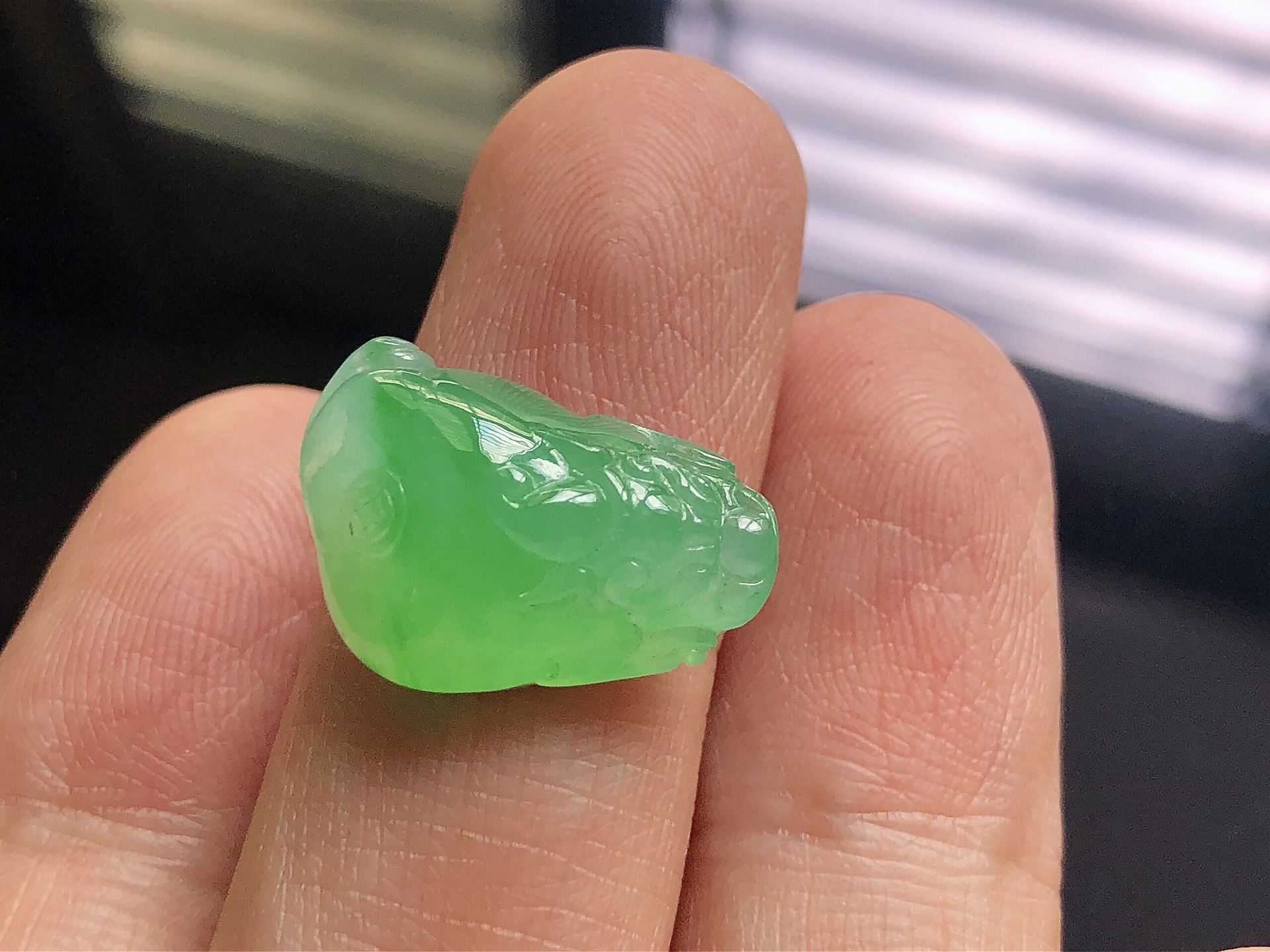 ️ 冰种阳绿金蟾，色泽艳阳，通透水润，玉质细腻，夺目迷人，镶嵌效果，品相，无裂，尺寸19.5*12