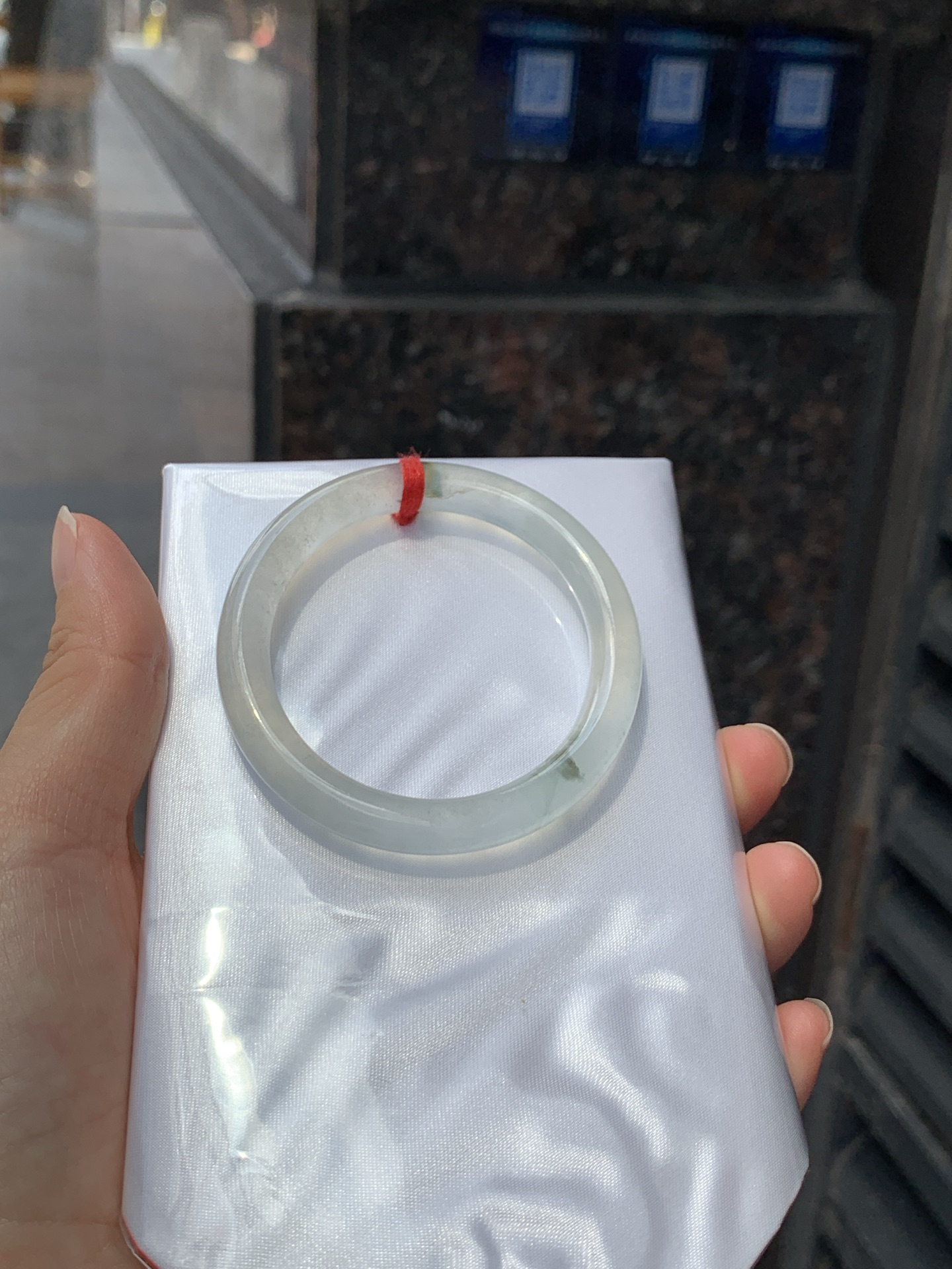 冰飘花贵妃, 0525-N800, 打灯纹裂，底妆冰润细腻，冰底中开出了朵朵蓝花，飘花灵动飘逸，勾勒出一幅唯美诗意的山水意境画，古典优雅又秀气