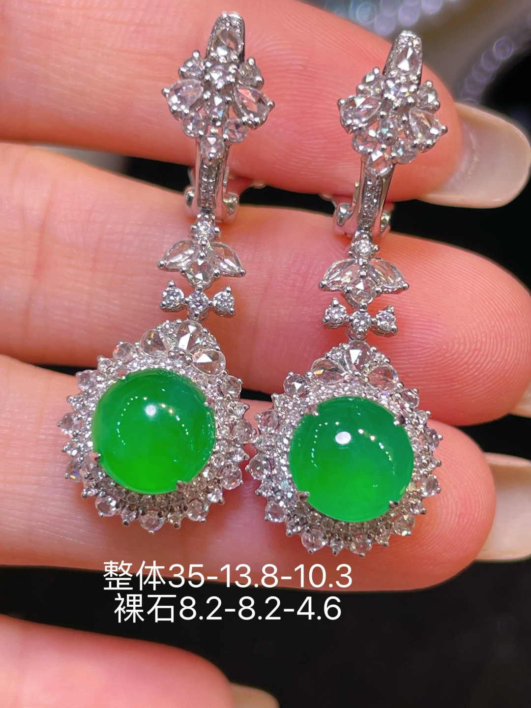 翡翠A货 蛋面耳环，阳绿满色，料子冰润细腻，种老起光，18k金镶真钻，上身佩戴效果很好，尺寸如图，