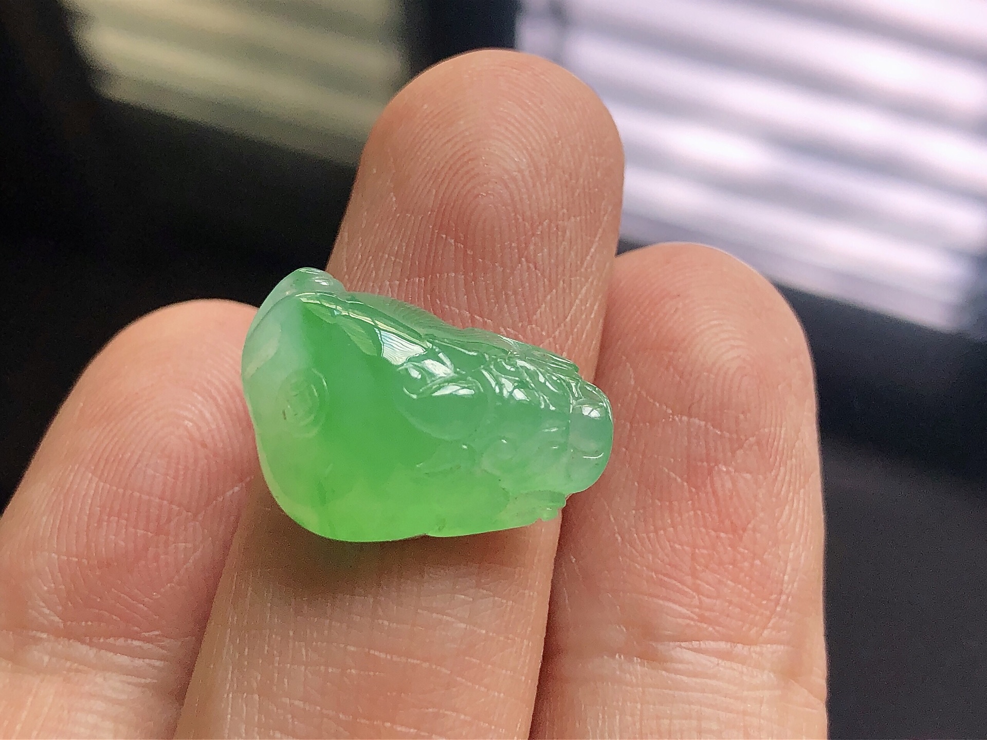 ️ 冰种阳绿金蟾，色泽艳阳，通透水润，玉质细腻，夺目迷人，镶嵌效果，品相，无裂，尺寸19.5*12.8*7.6