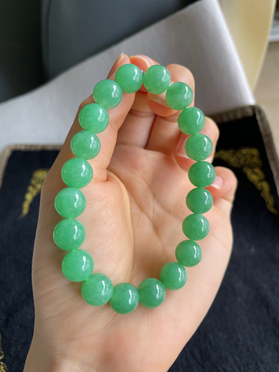 缅甸天然翡翠A货，冰满绿手链，尺寸：10mm。【编4083】