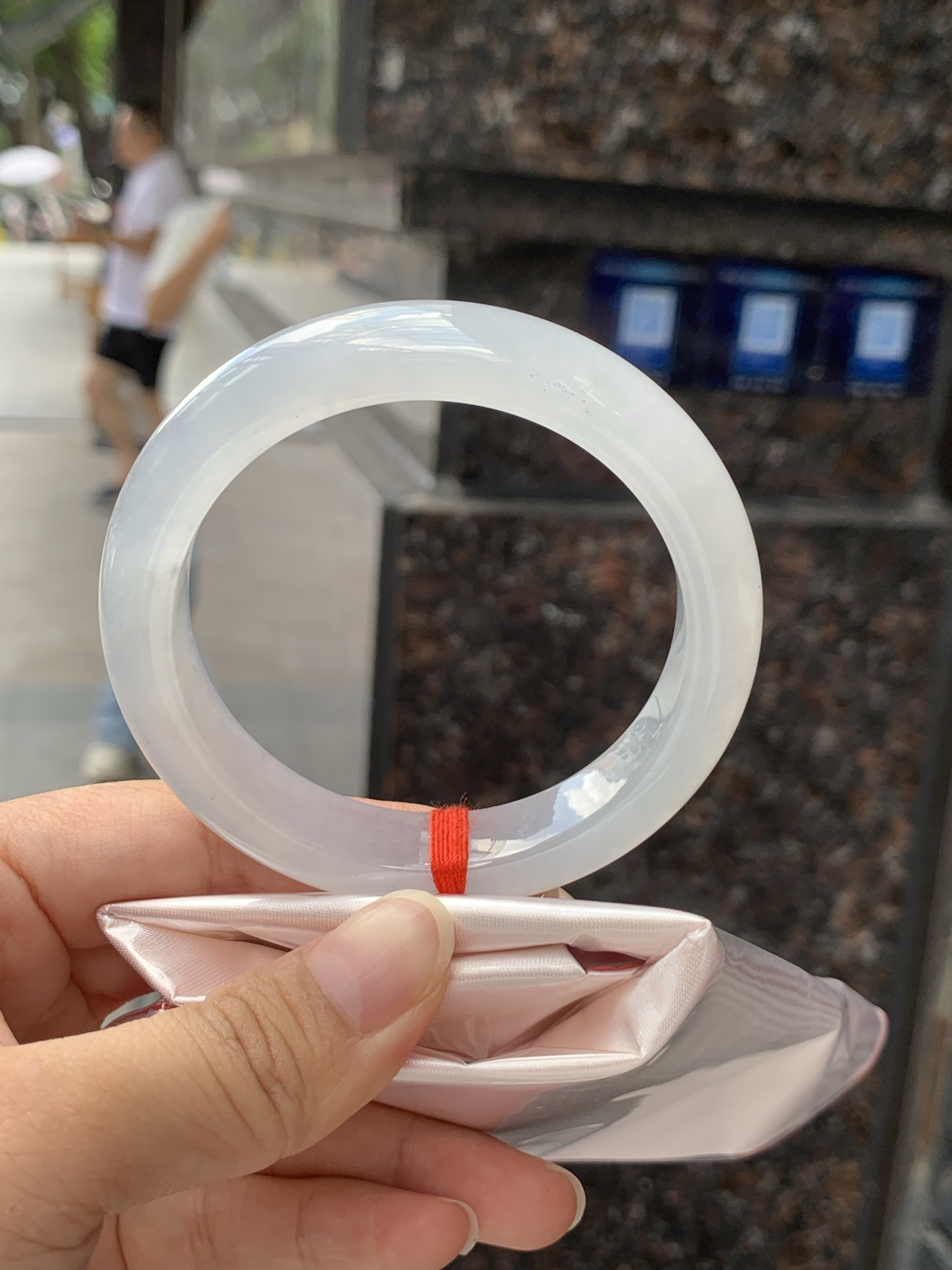 白冰正圈 55.5-12.5-8.9 0525-N801 打灯细纹，底妆冰透起光，一腕清透，简约清爽，不挑肤色年龄，给人一种清雅脱俗，天真纯美的感觉，真不愧是翡翠中的初恋
